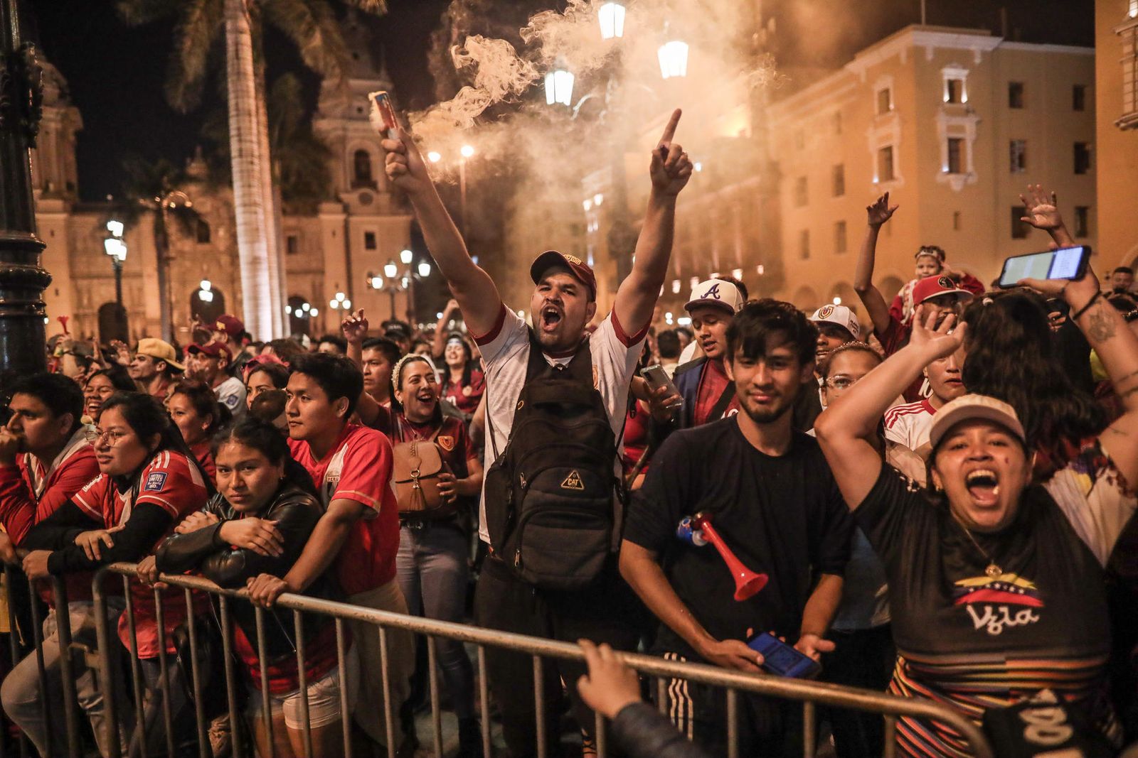 Hinchas de Venezuela celebran hoy, luego de un partido de las eliminatorias para la Copa Mundo de Fútbol entre Perú y Venezuela de 2026 en la Plaza de Armas de Lima (Perú)