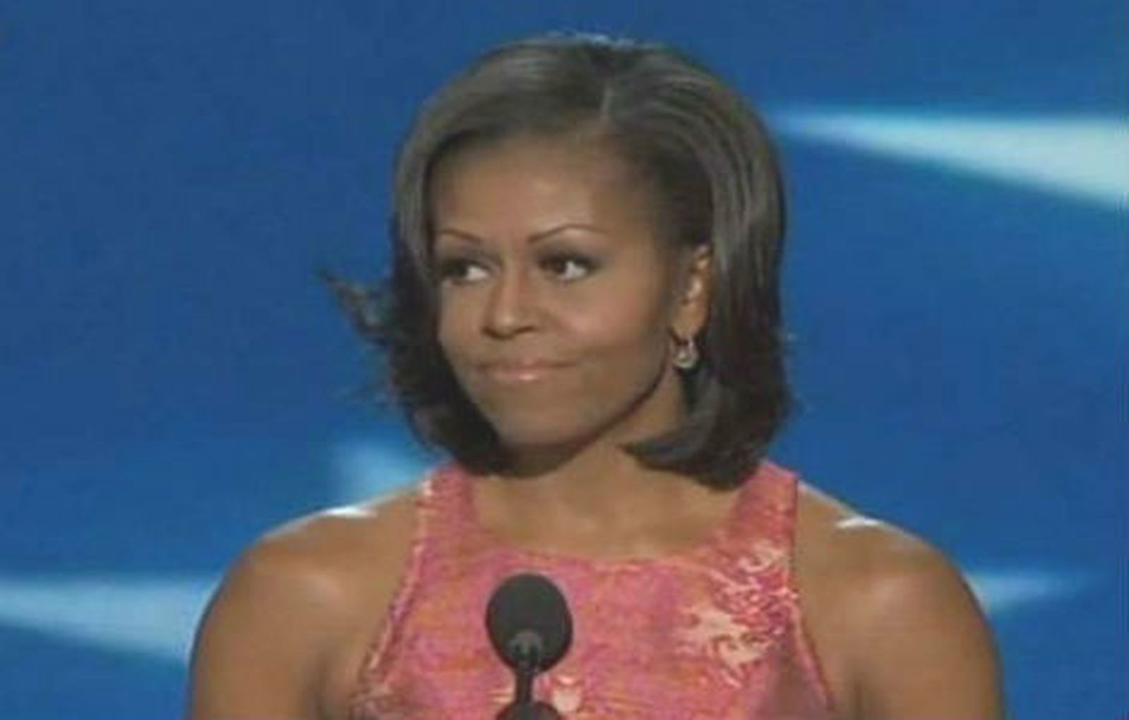Michelle Obama urge a decir "basta" a Trump por "intolerable" trato a mujeres