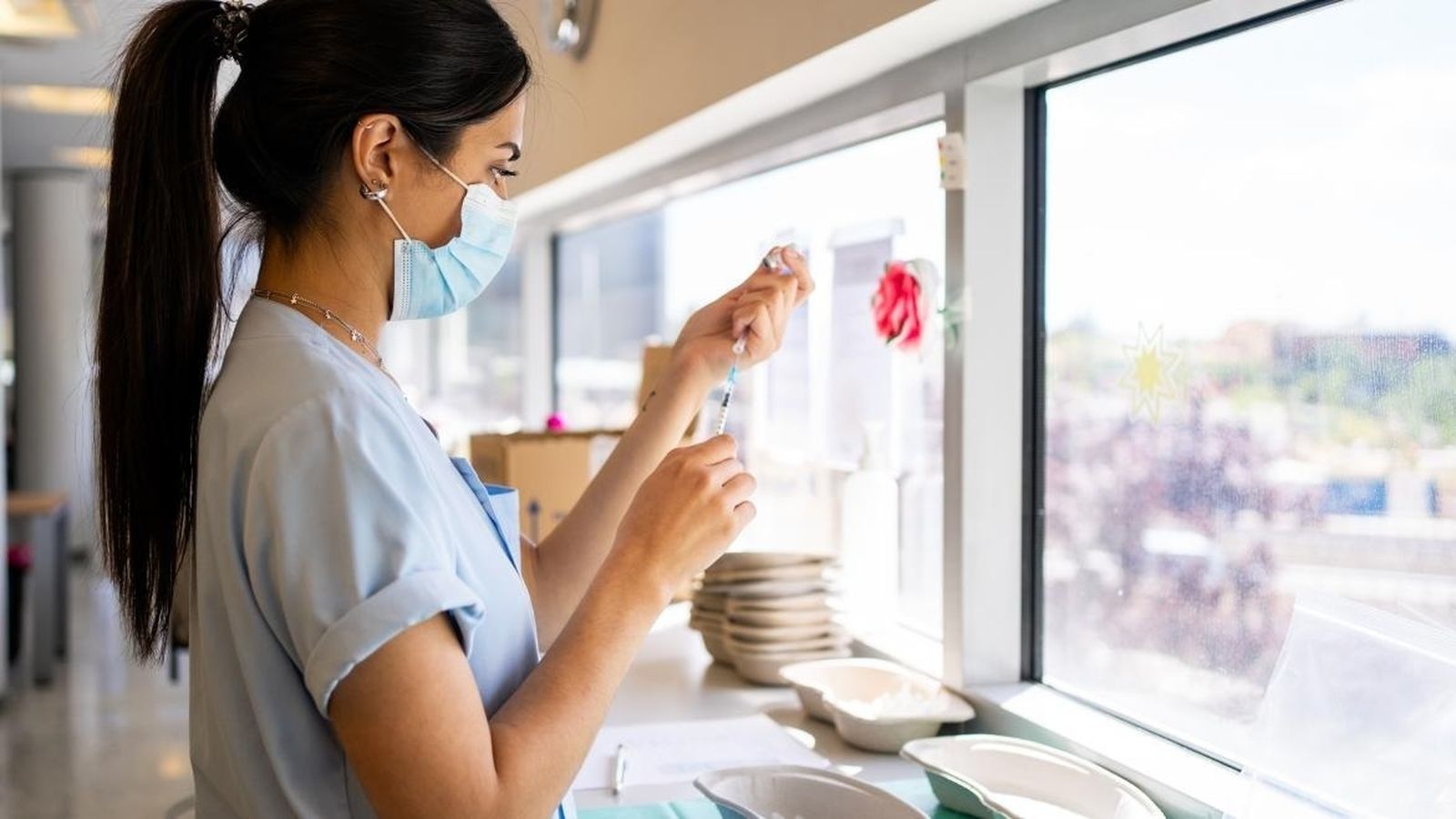 Una sanitaria preparando una vacuna