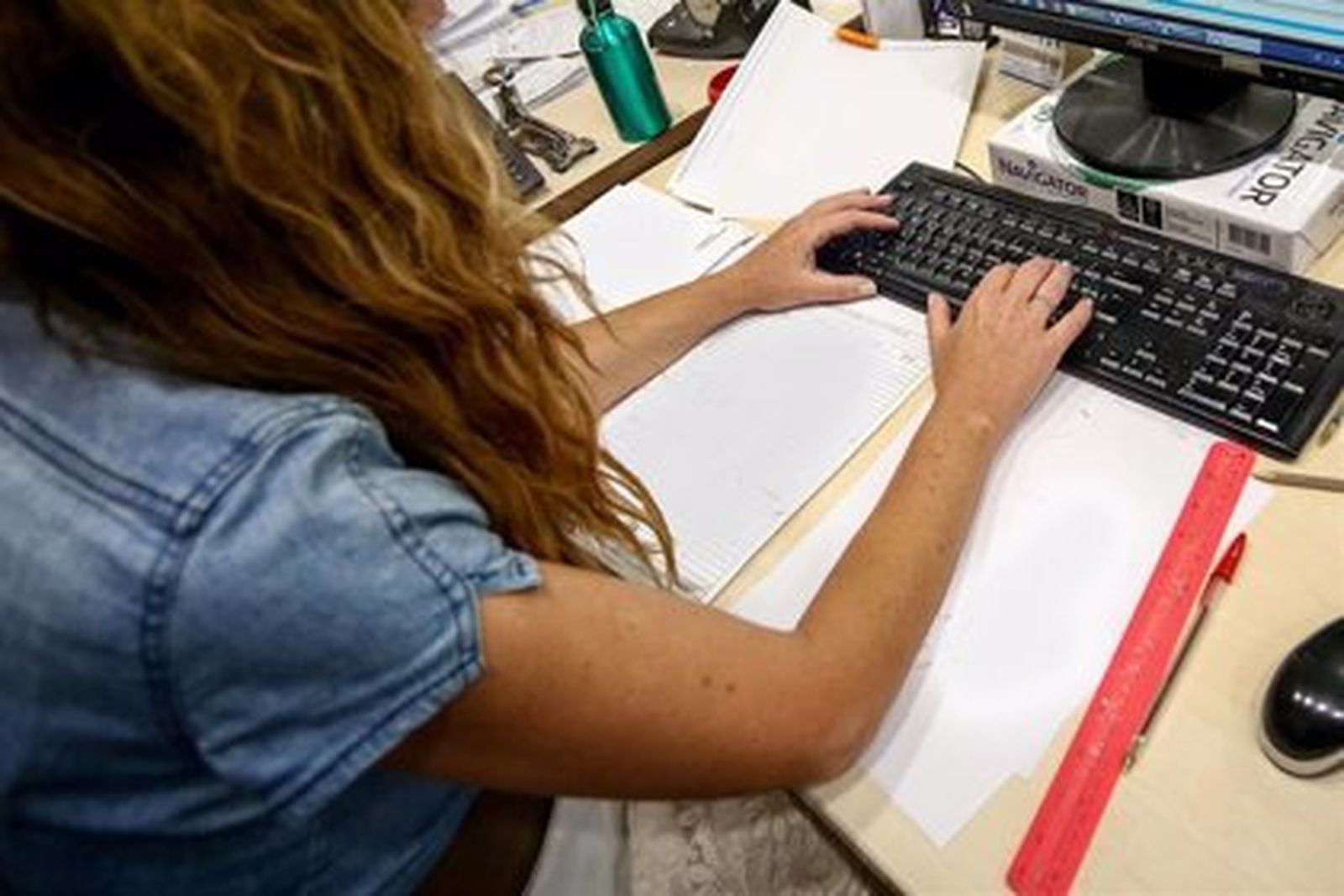 Una mujer en su puesto de trabajo