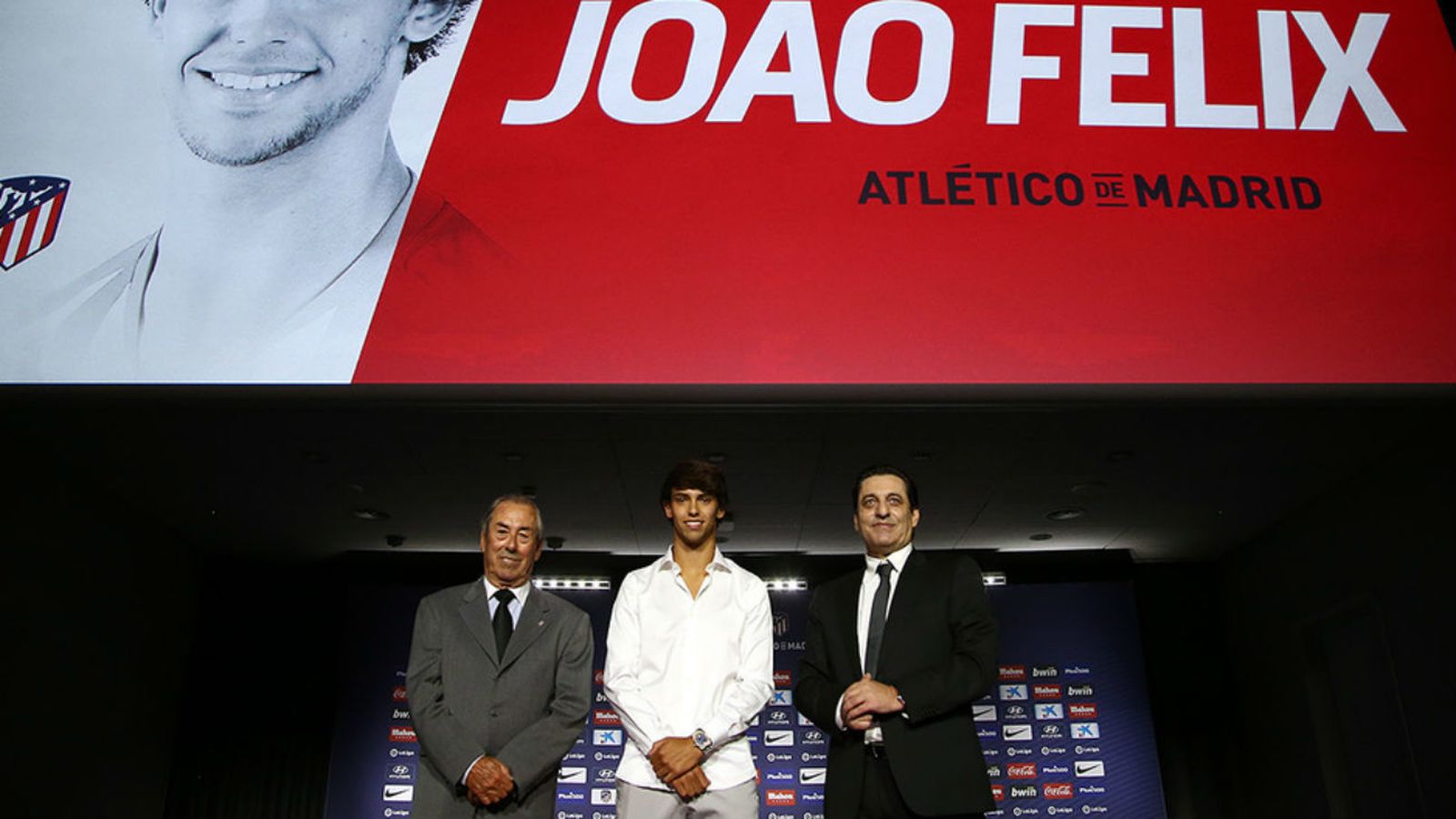 Joao Félix con Adelardo Rodríguez y Paulo Futre