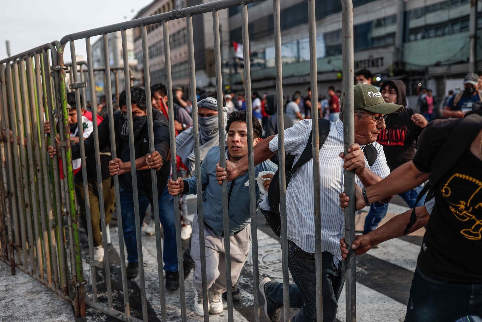 Manifestantes se enfrentan con la Policía en Lima y reclaman el cierre del Congreso y la convocatoria a elecciones generales