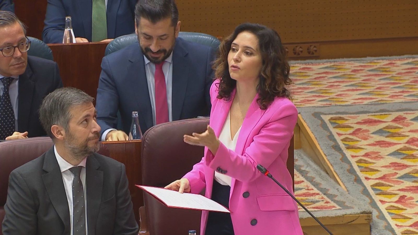 Ayuso pide que alguien le diga al "hermanísimo" de Sánchez "dónde está la oficina cuando vaya a despedirse"