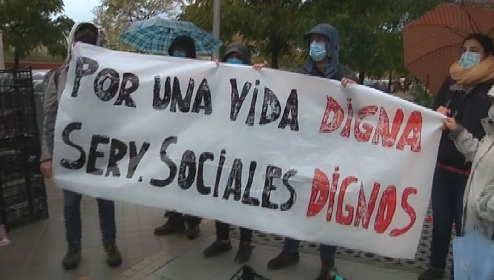 Los vecinos de Carabanchel se manifiestan para pedir más fondos sociales que les ayuden a sobrevivir