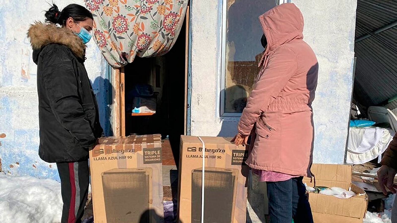 Fundación Madrina reparte calefactores en la Cañada Real