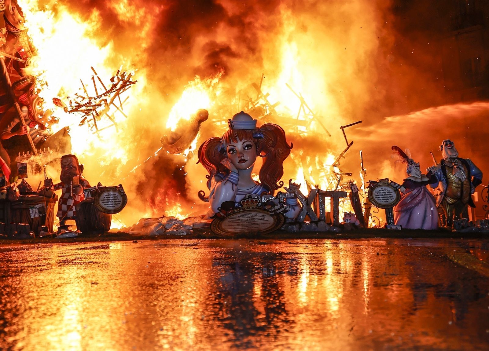 Falla quemada durante la Cremá