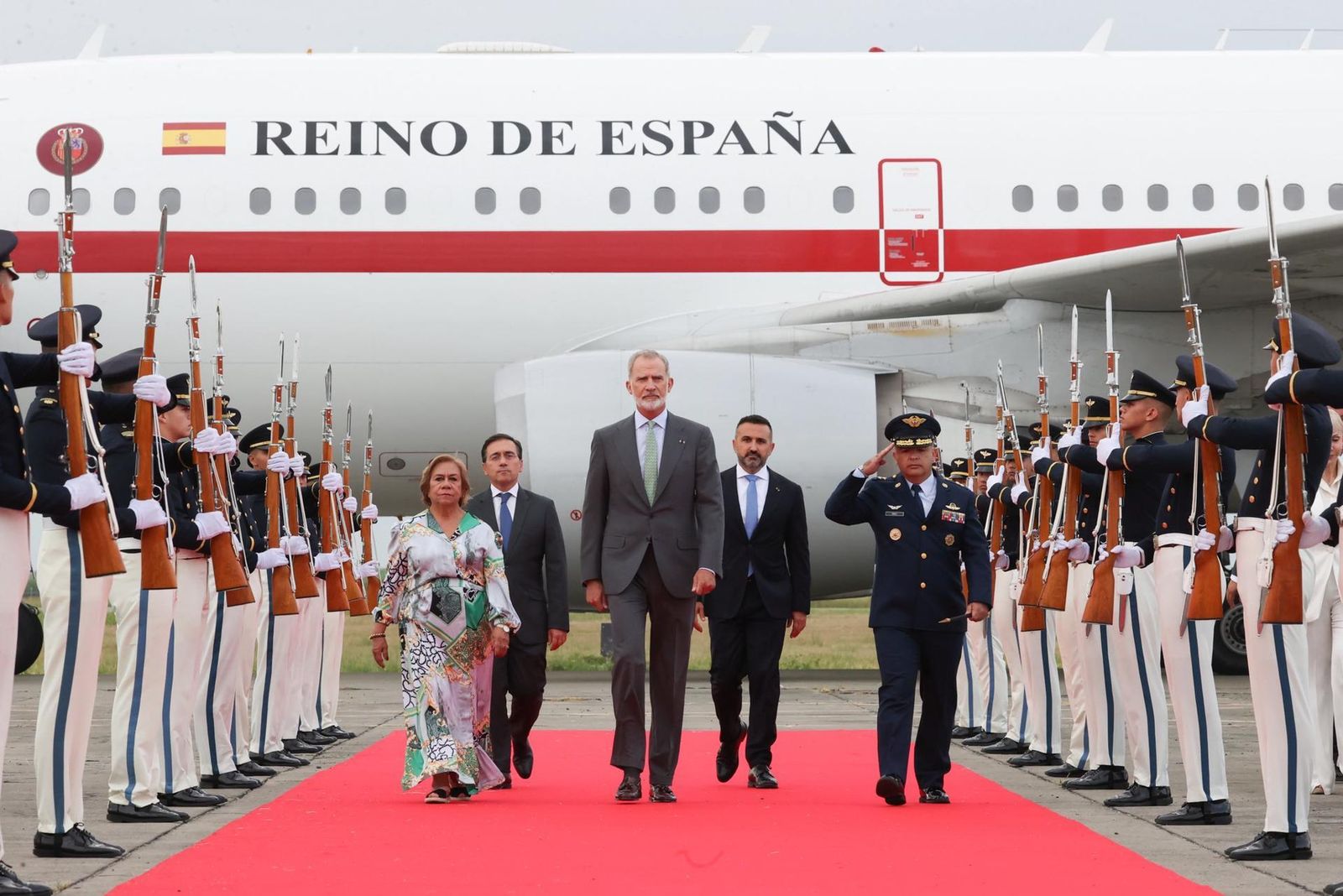 Felipe VI camina junto a la canciller de Colombia, Rosa Yolanda Villavicencio, a su llegada para asistir a la investidura del presidente electo de Colombia, Abelardo de la Espriella