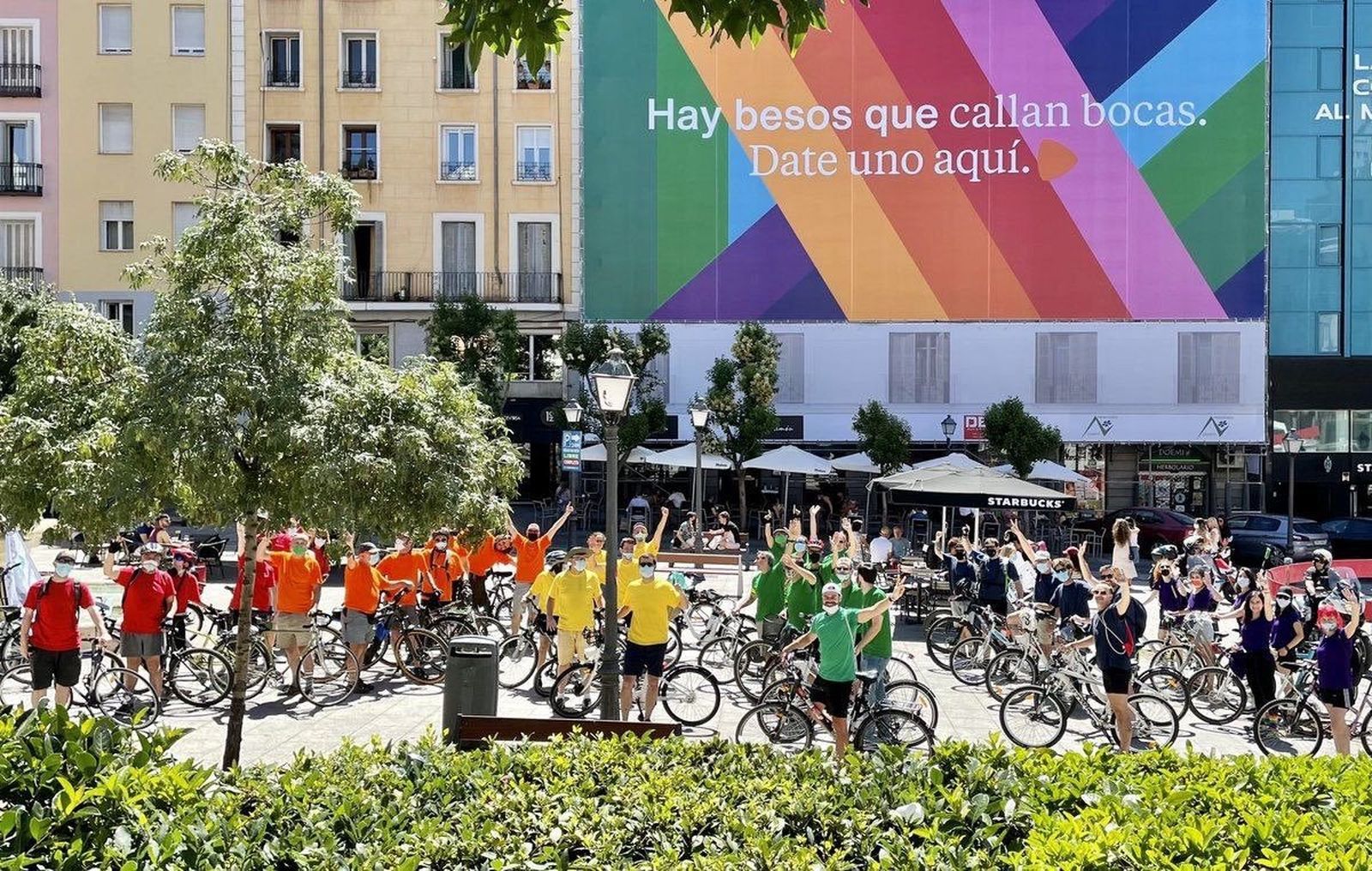Más Madrid realiza una ruta en bicicleta para exigir a Almeida que despliegue la bandera LGTBI en Cibeles