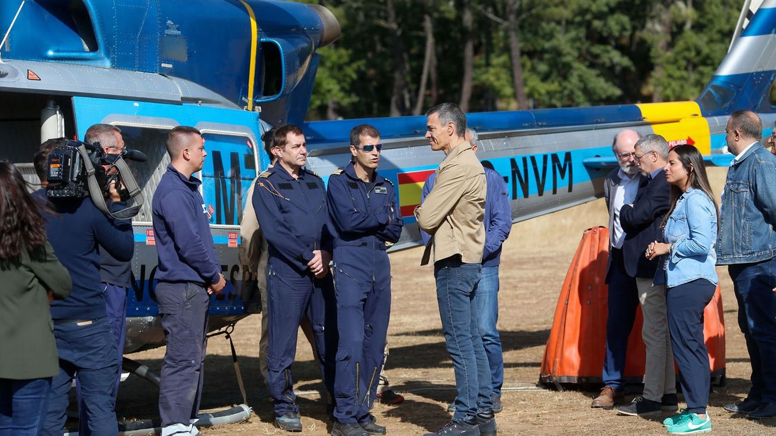 La visita 'sorpresa' de Pedro Sánchez a las brigadas forestales de León