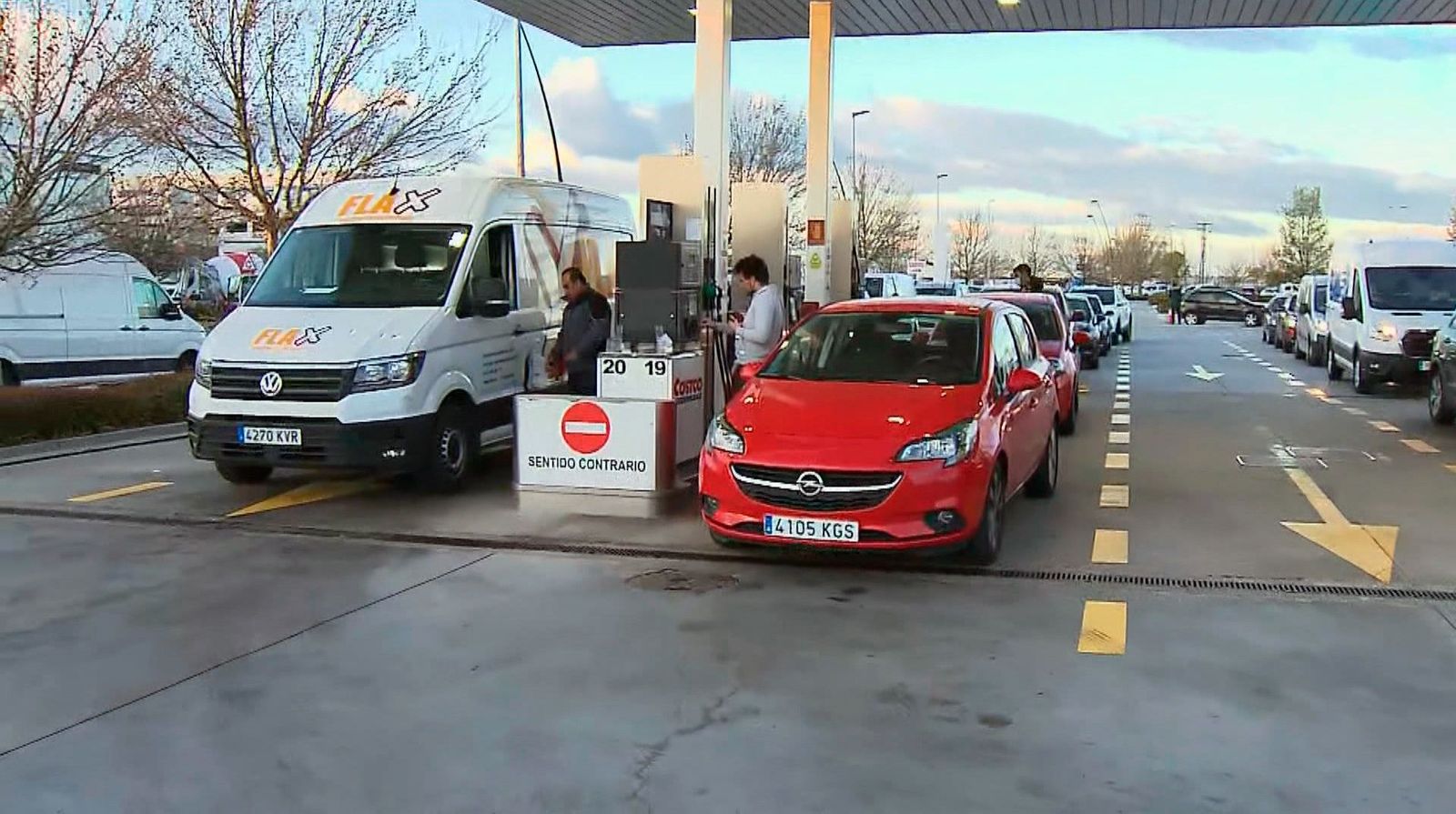 Enormes colas en las gasolineras madrileñas tras el anuncio del fin de la bonificación