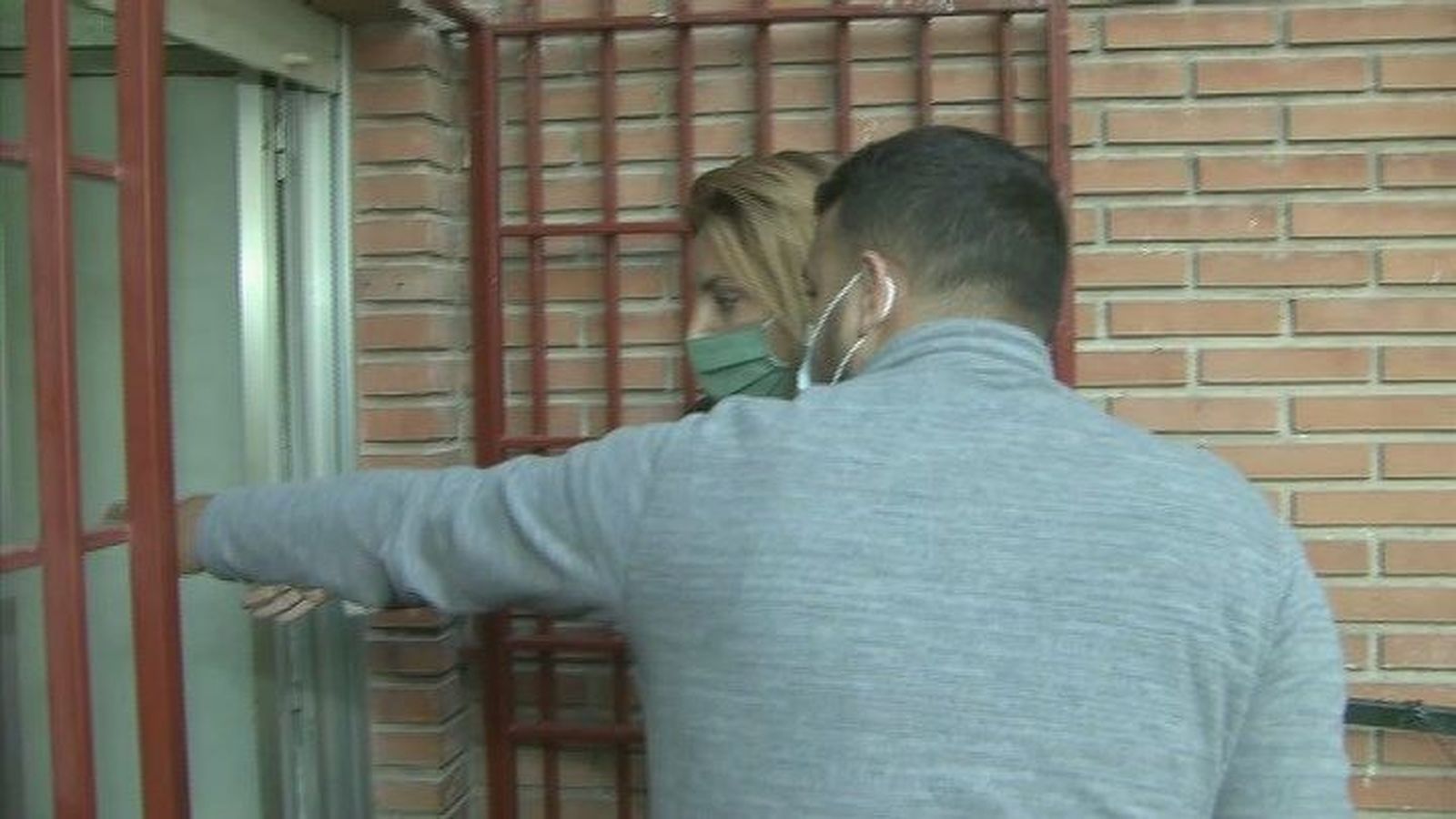 Huyen de una fiesta ilegal en Ciudad Lineal, se cuelan en una casa y son detenidos por allanamiento de morada