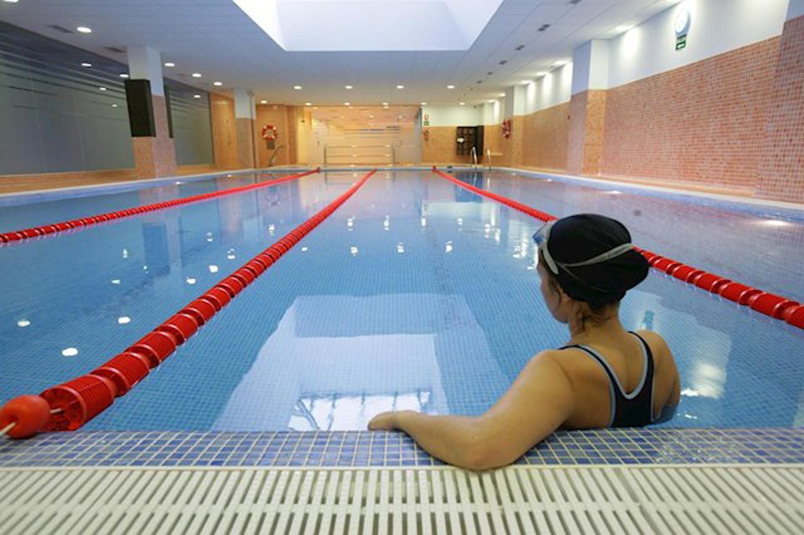 Obligan a una niña transgénero a competir con los chicos en natación