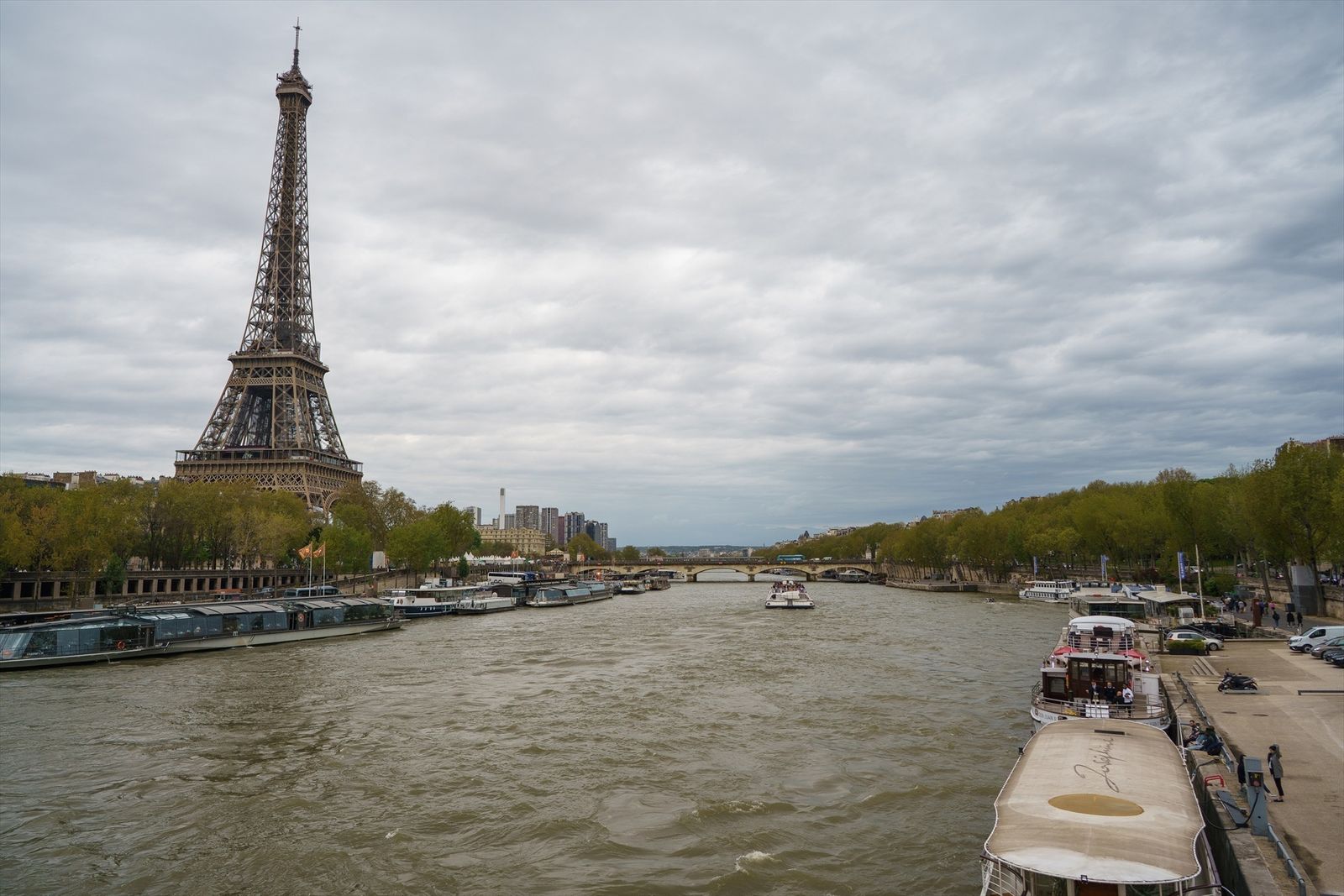 Vista general del río Sena a su paso por la Torre Eiffel, en París