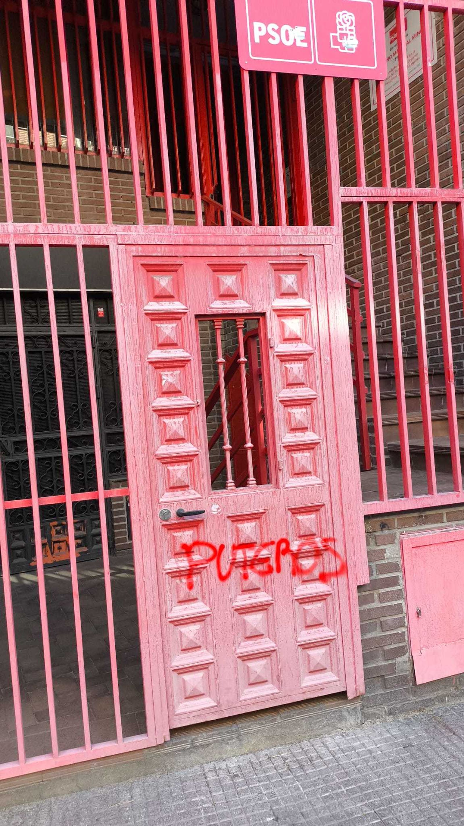 Pintada en la puerta de la sede del PSOE en Leganés