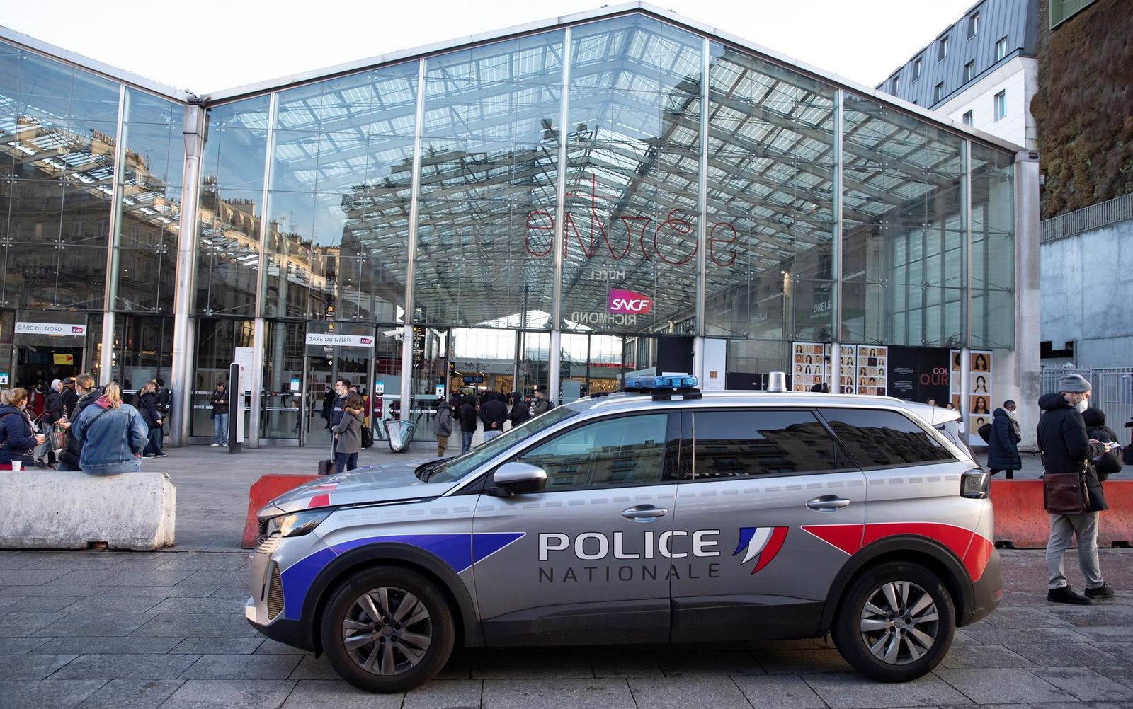 Un coche de la Policía, en la estación del Norte de París