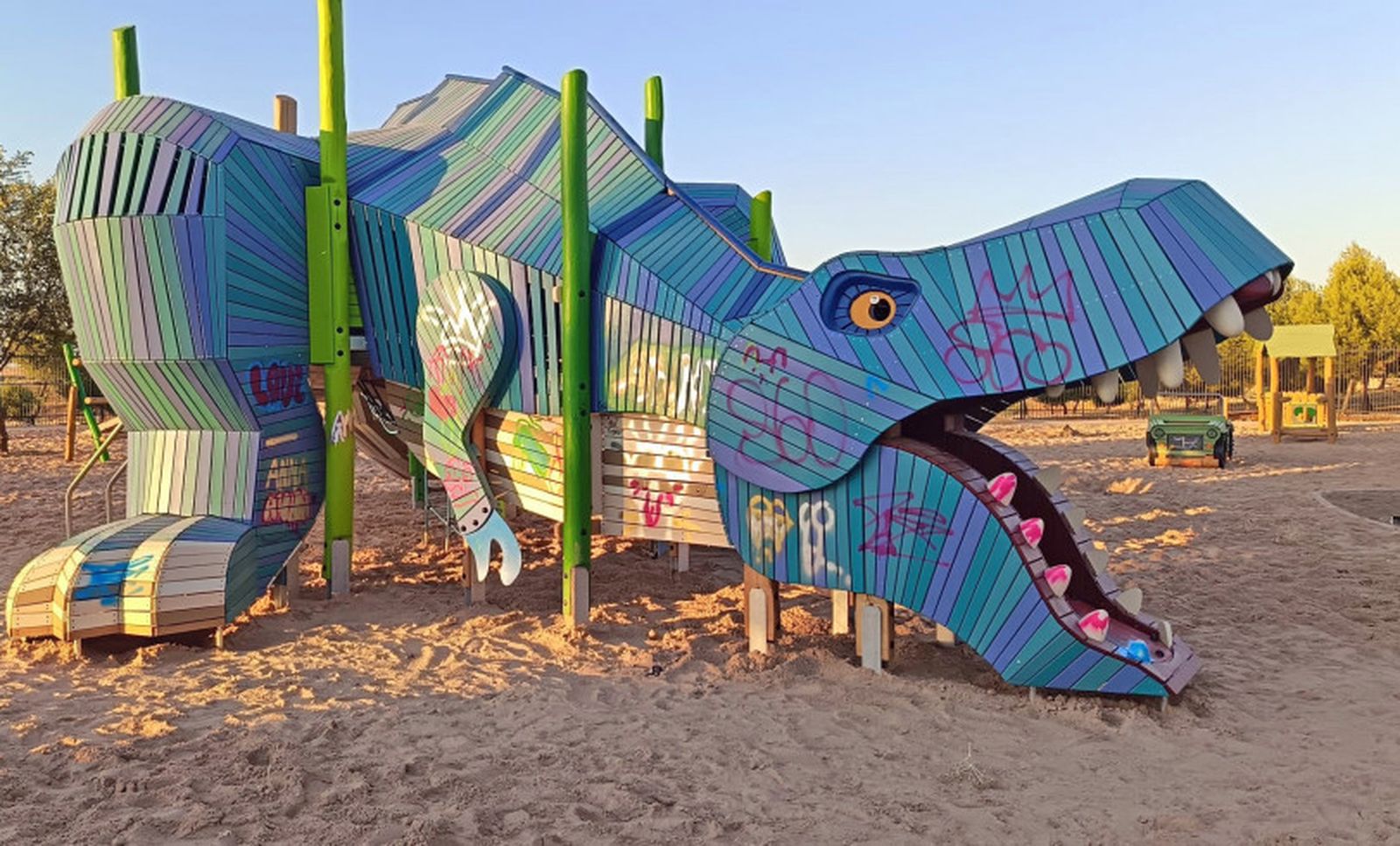 Uno  de los juegos infantiles instalados por el Ayuntamiento de Paracuellos vandalizado