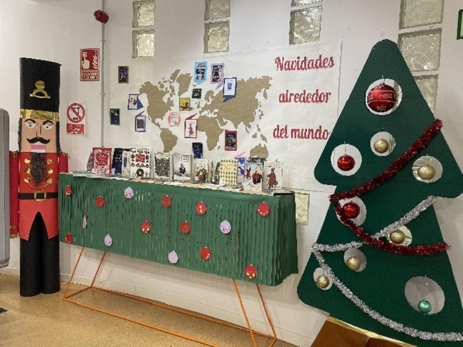 Imagen de una biblioteca pública municipal decorada para la Navidad
