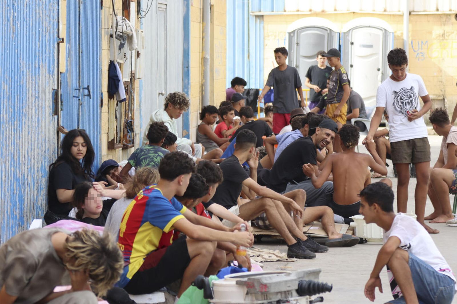 Migrantes en una calle de Ceuta