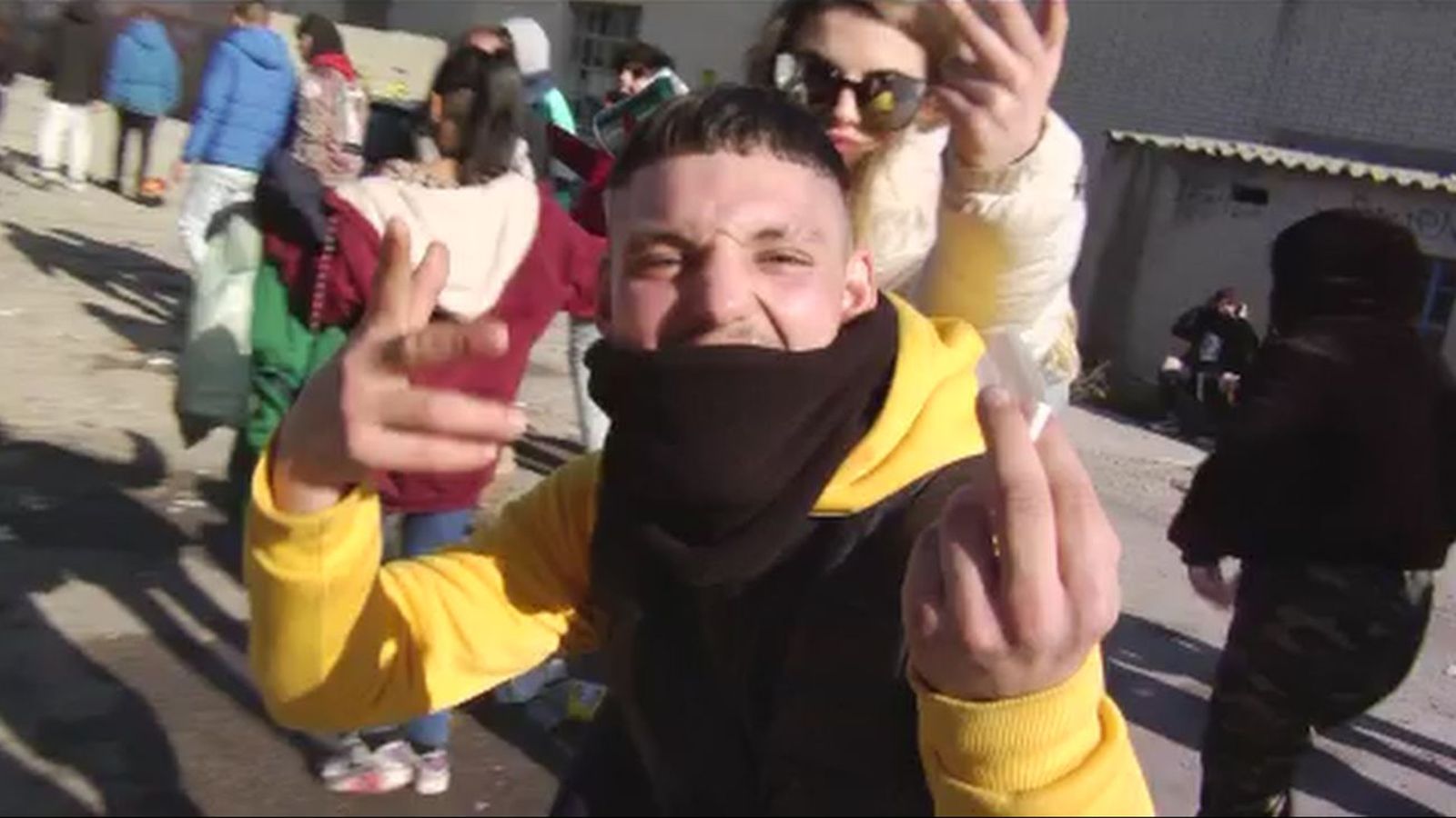 El 'mañaneo' en las inmediaciones de Fabrik tras 24 horas de celebración ininterrumpida