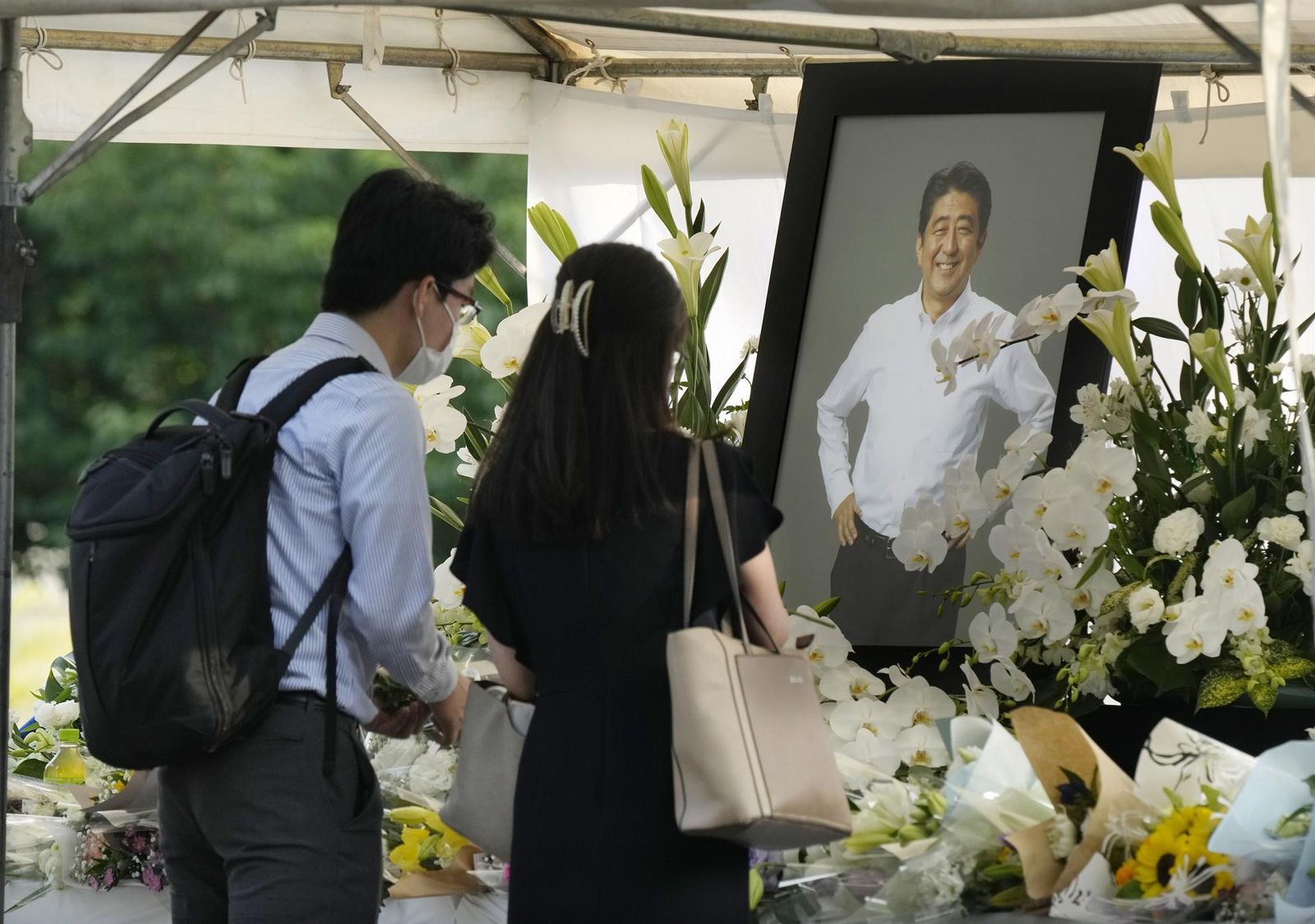 Los japoneses rinden tributo al ex primer ministro Shinzo Abe