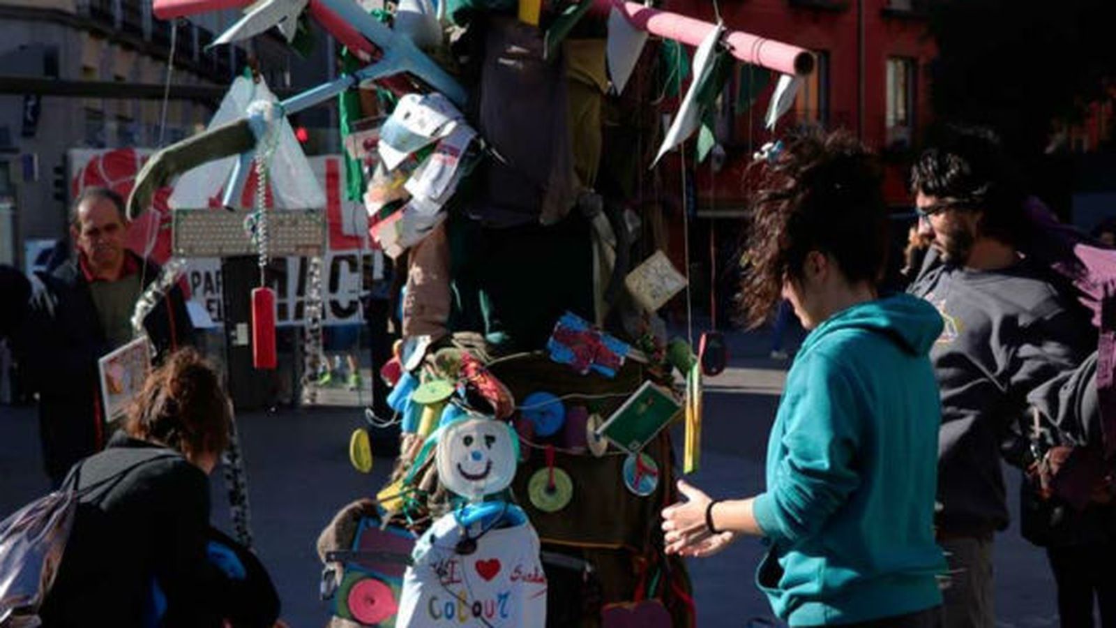 Un árbol de residuos para denunciar el consumo de "usar y tirar"