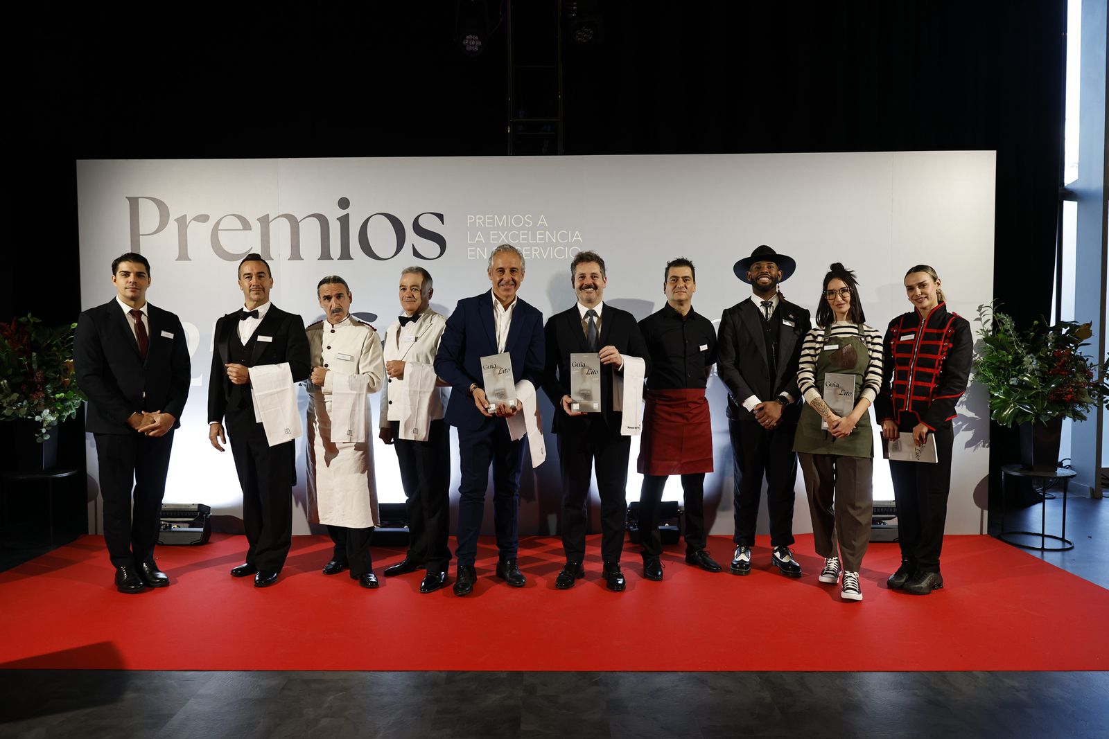 Evolución de los trajes de sala a lo largo de las décadas (en la edición 2025). En el centro de la imagen,  el presidente de Hostelería Madrid, José Antonio Aparicio, y el consejero de Cultura, Turismo y Deporte, Mariano de Paco