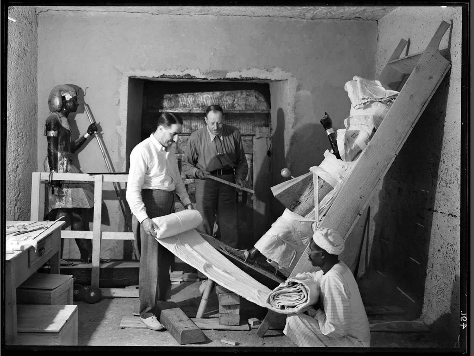 El egiptólogo británico Howard Carter con la tumba de Tutankamó