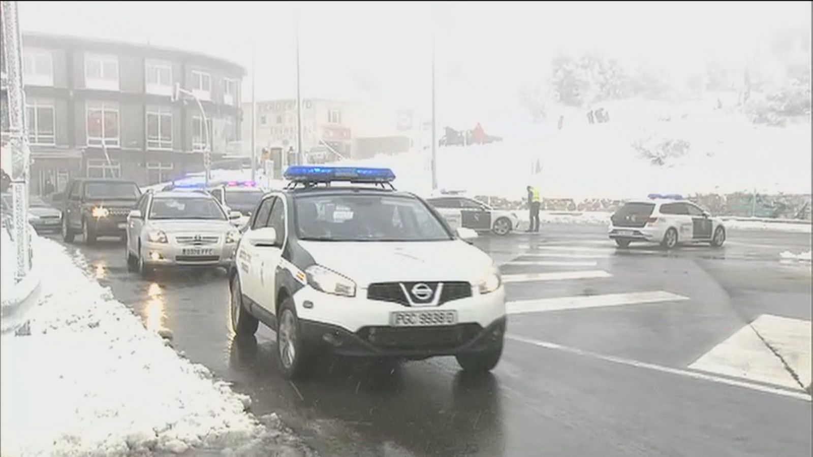 Un coche de policía conduce en la nieve