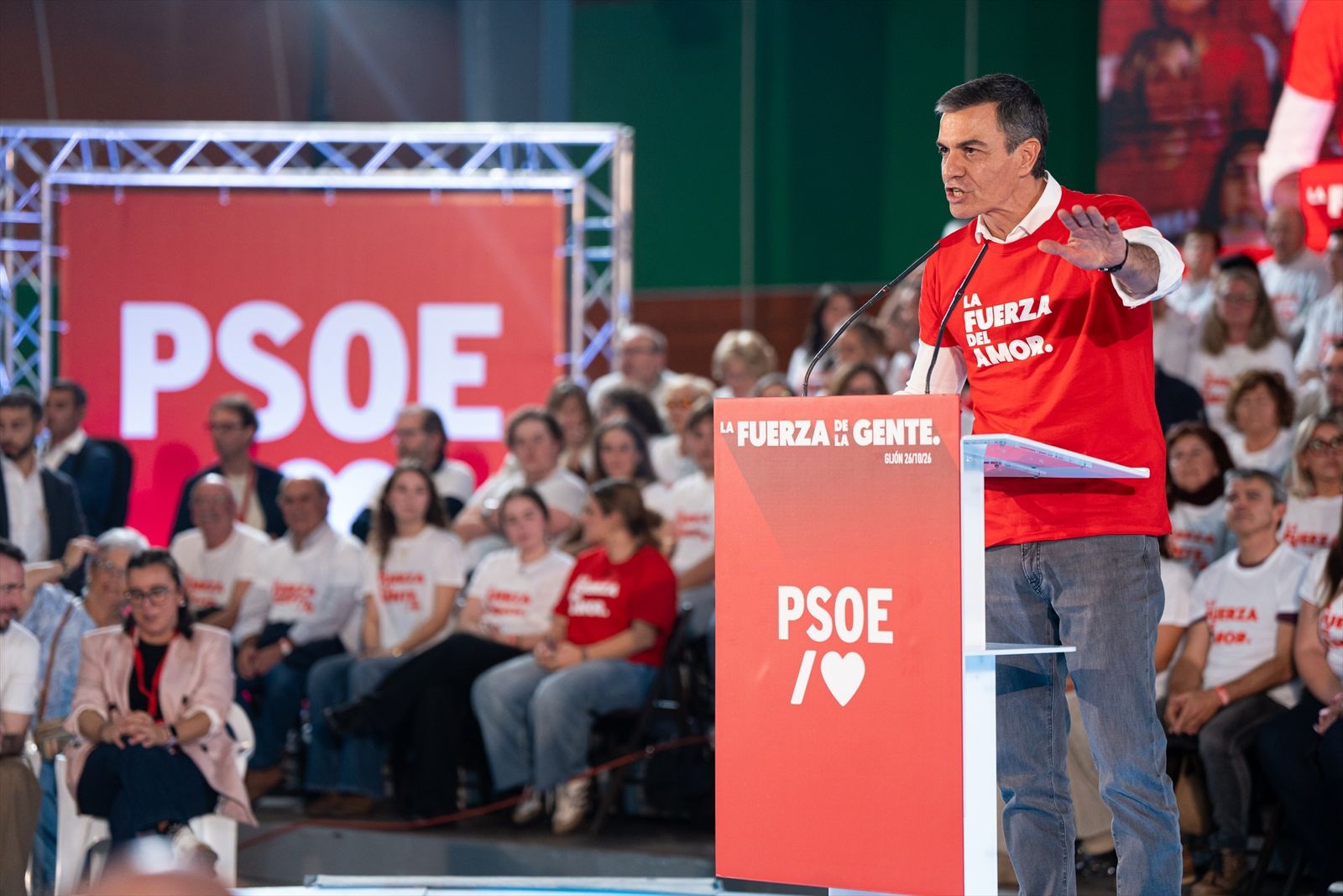 El secretario general del PSOE y presidente del Gobierno, Pedro Sánchez, en un acto de precampaña en Gijón