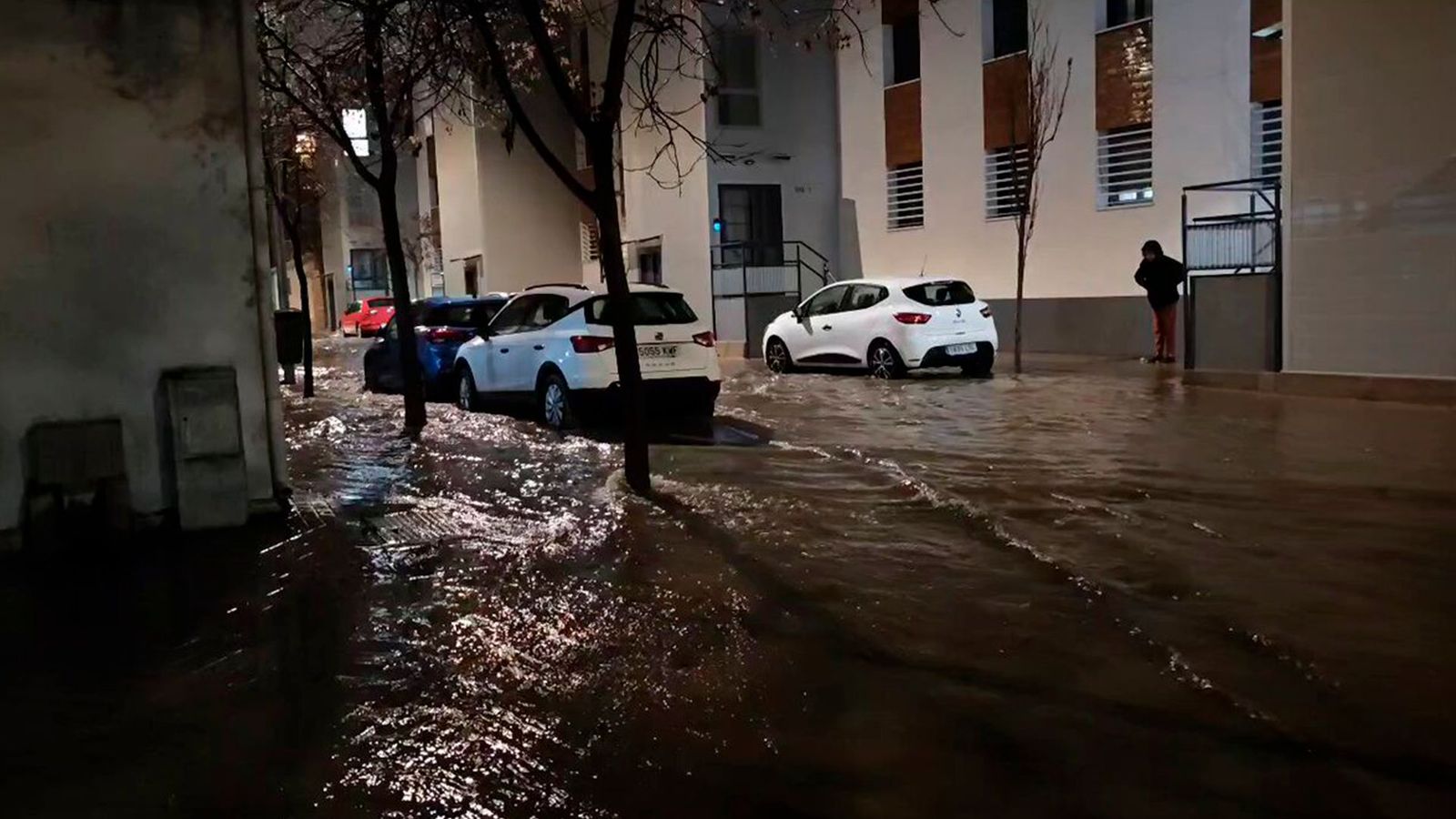 Lodazales, calles convertidas en ríos, cascadas... el barrio de Barajas vuelve a ser el más castigado por la lluvia