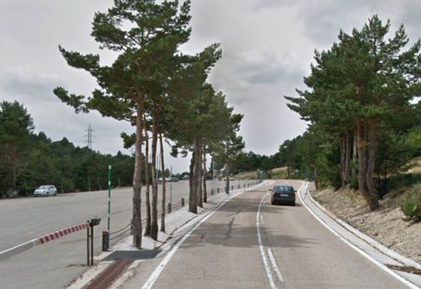 La carretera M604 en el tramo que atraviesa el Puerto de Cotos
