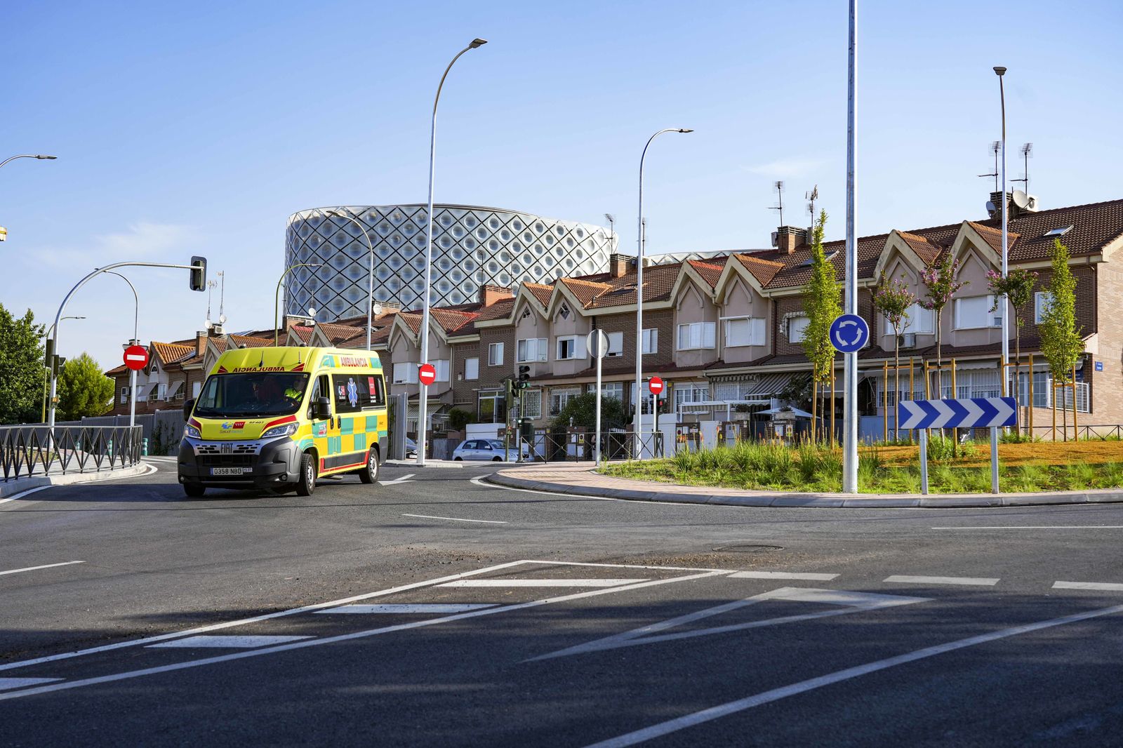 Una ambulancia gira en la nueva rotonda de acceso al hospital de Móstoles