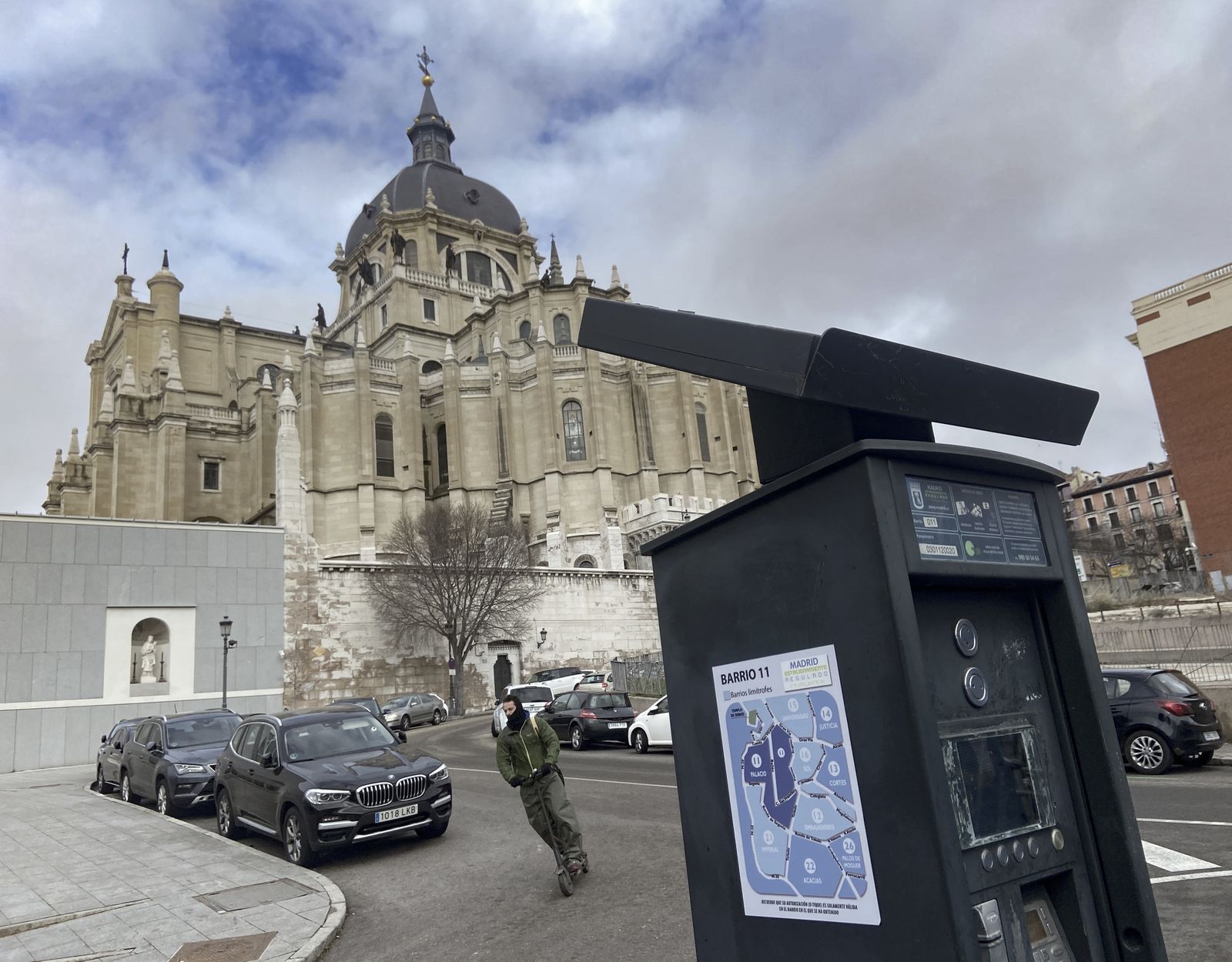 Parquímetro en el centro de Madrid, junto a la catedral de la Almudena