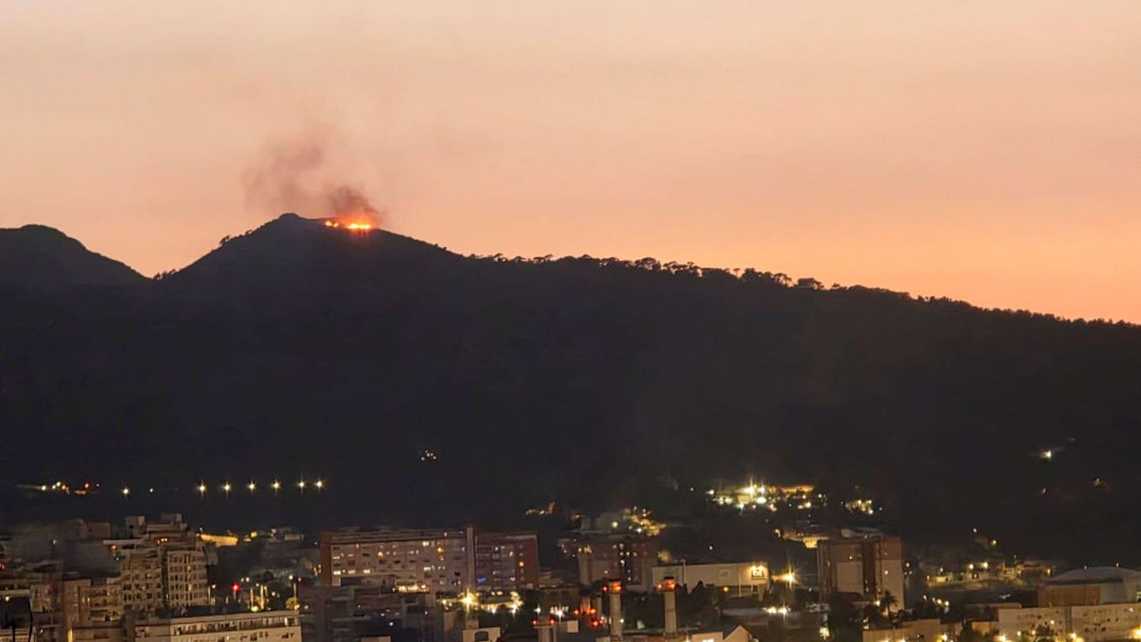 Controlado incendio en el monte de la Tortuga (Ceuta), donde inmigrantes realizan fogatas