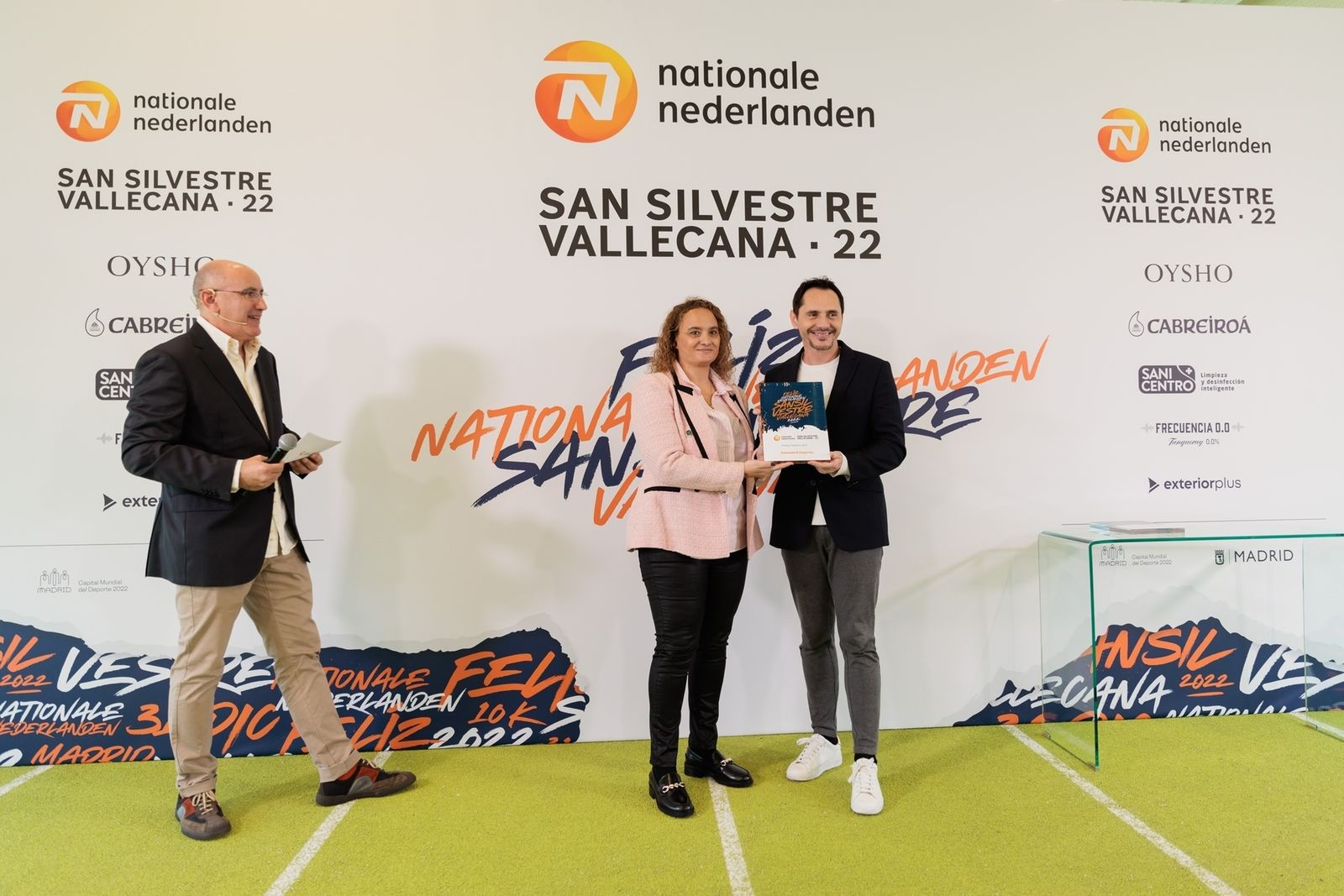 Javier Callejo recoge el premio en nombre del equipo de Deportes de Telemadrid