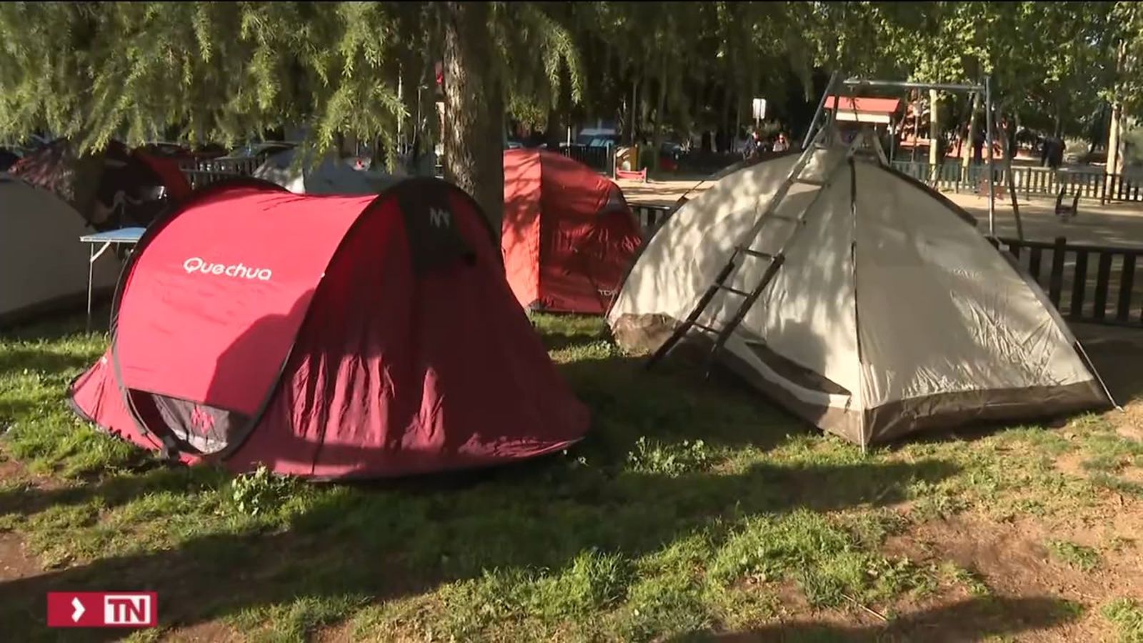 Acampada en San fernando de Henares de afectados por la Línea 7B de Metro