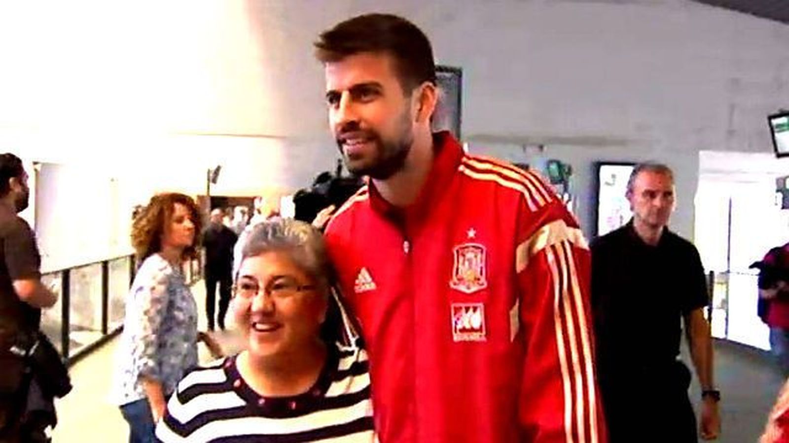 Piqué pone picante a la concentración de 'La Roja'