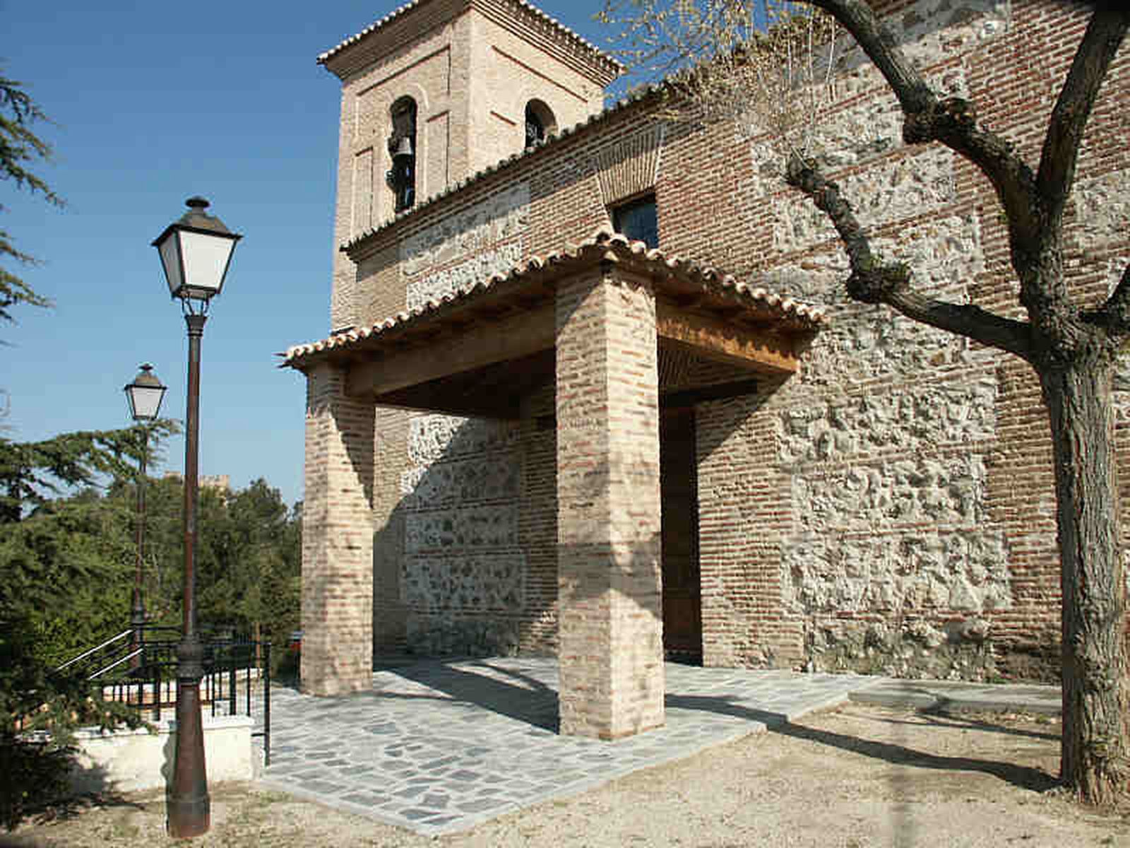Farolas de alumbrado público en la iglesia de Batres