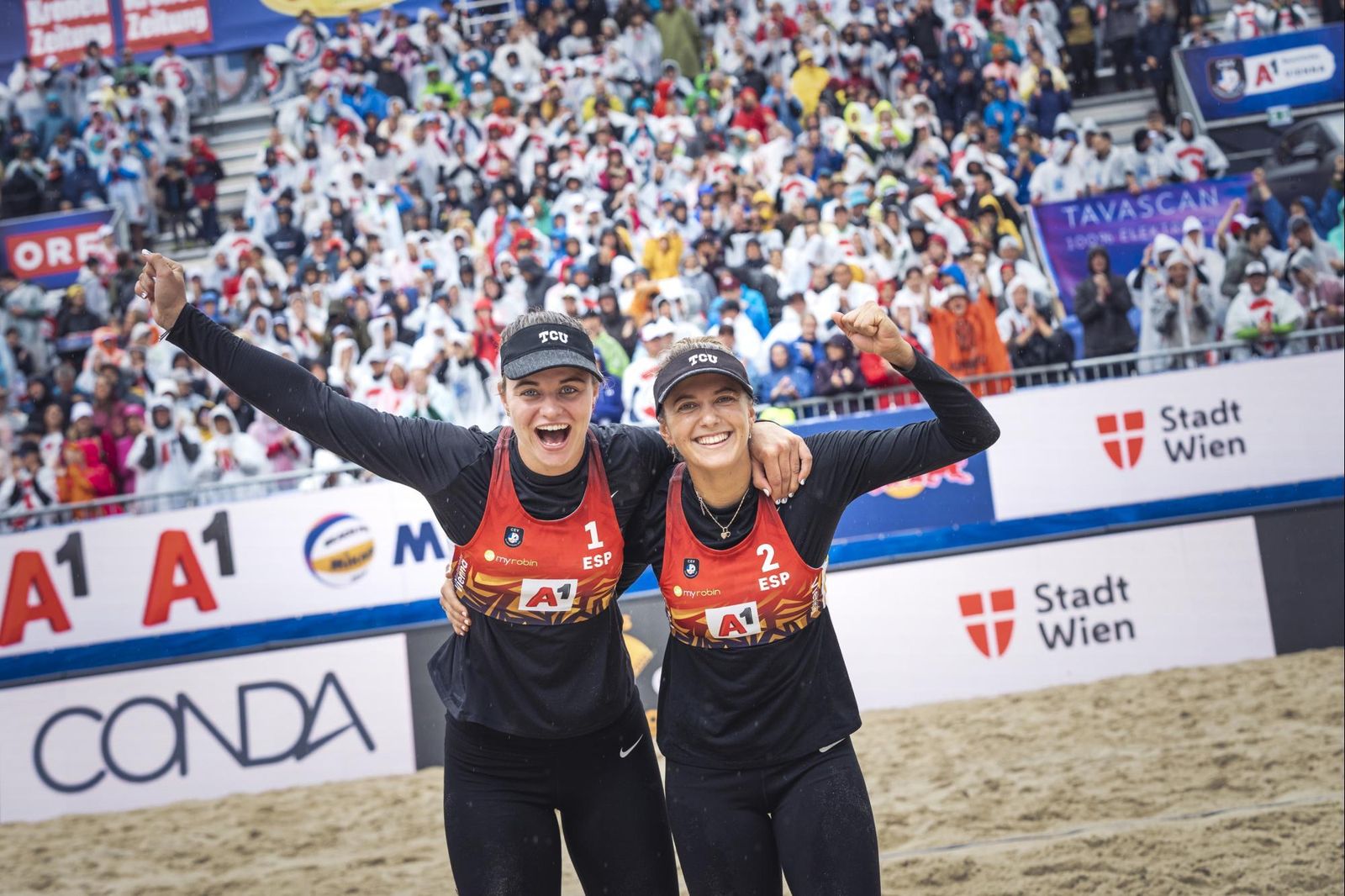 Tania Moreno y  Daniela Álvarez