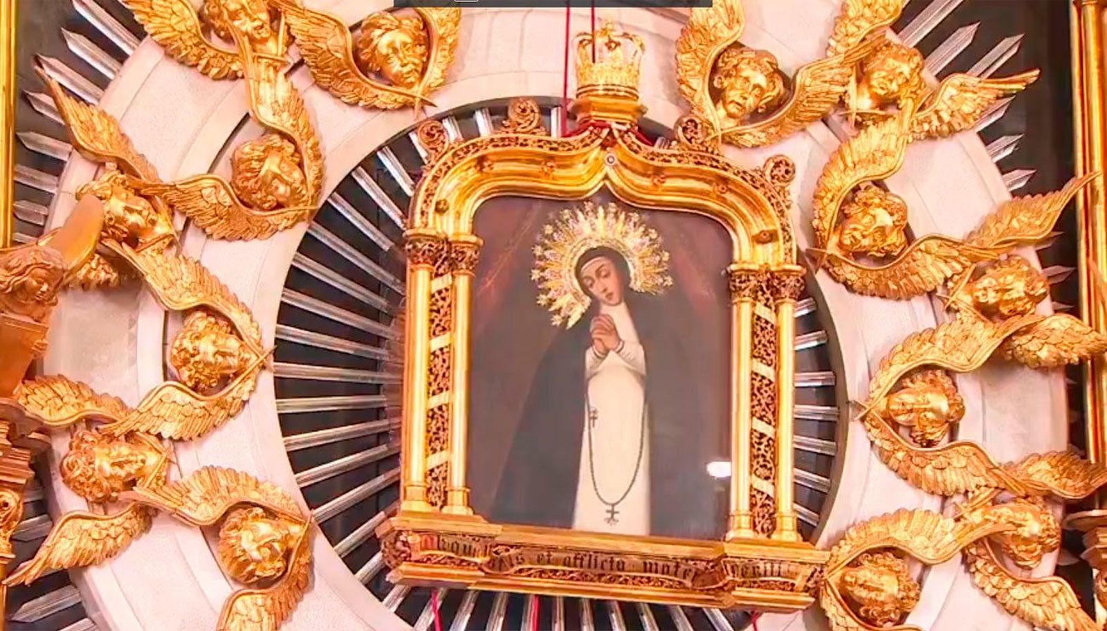 Emotiva bajada de la Virgen de La Paloma, tras una misa marcada por el recuerdo a las víctimas de la explosión en la calle Toledo