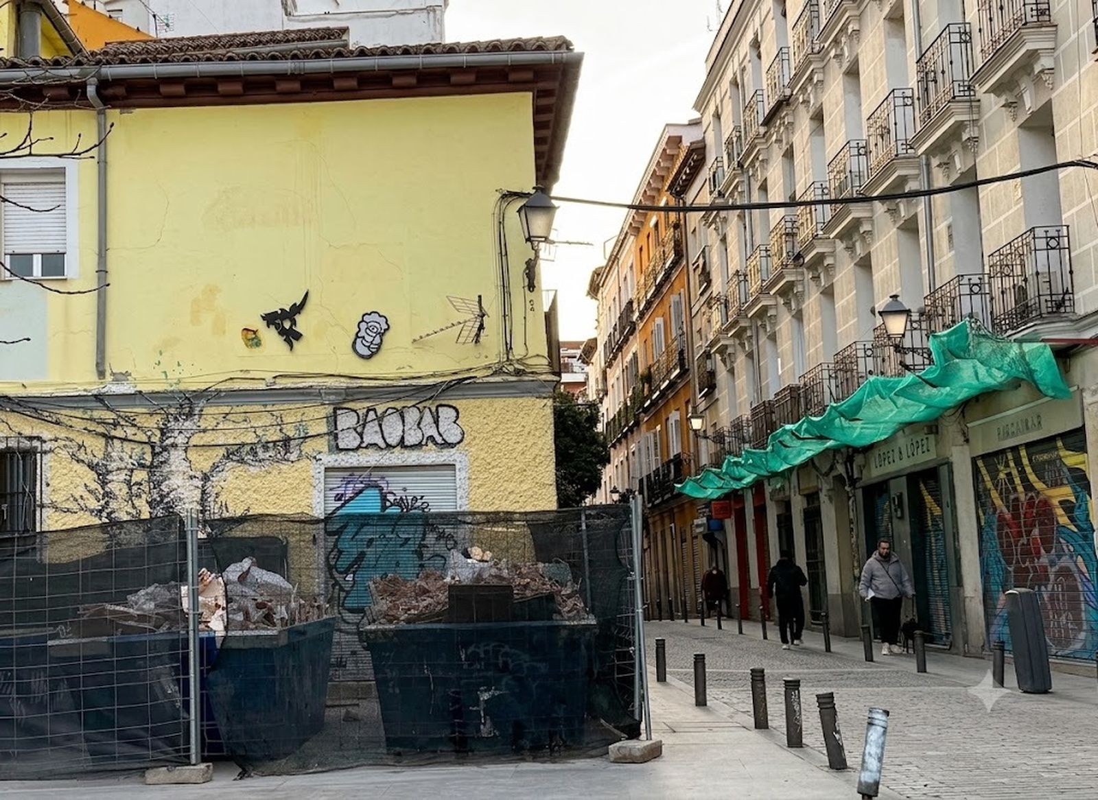 Contenedores de obra y vallado frente al antiguo restaurante Baobab de Lavapiés