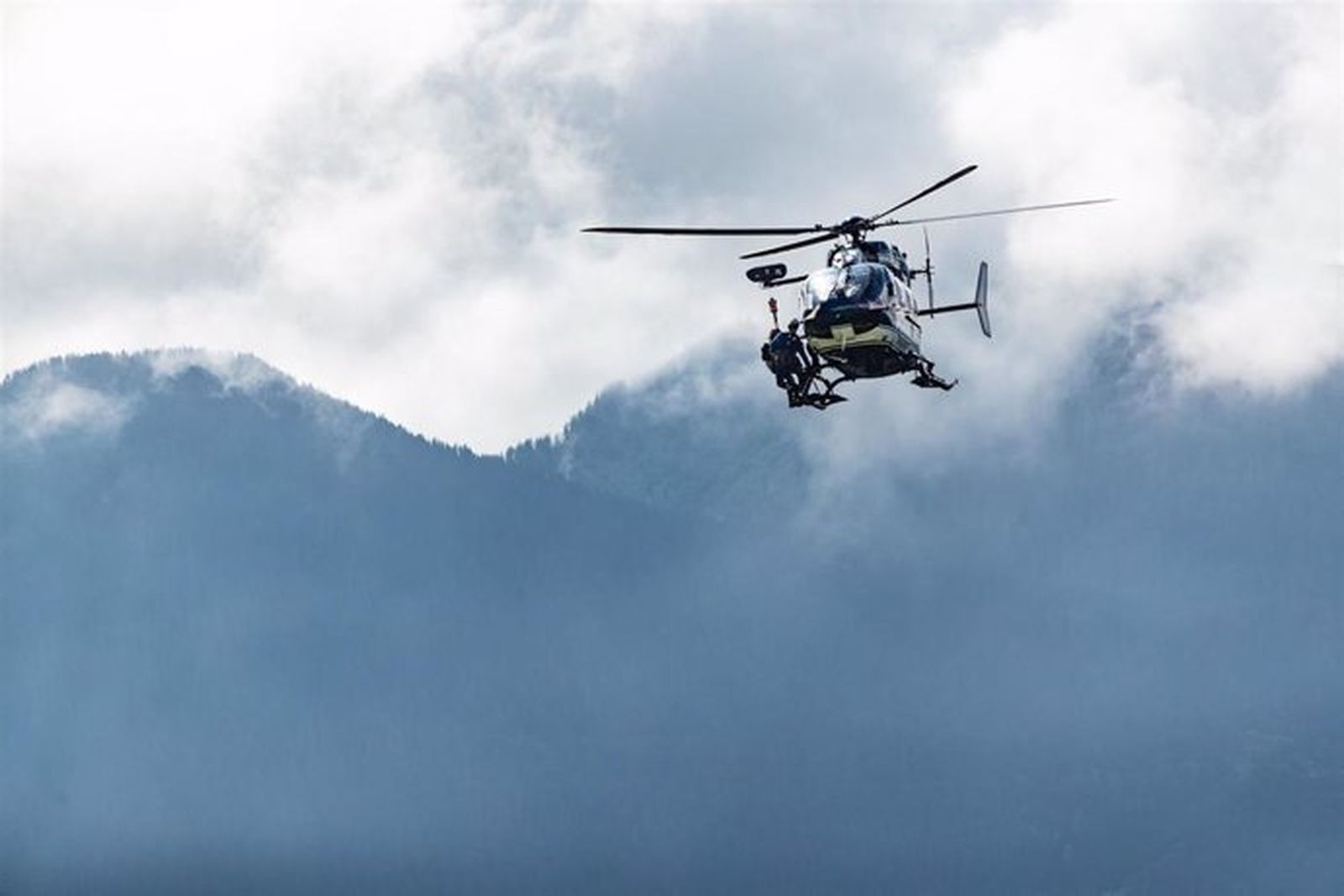 Un helicóptero sobrevuela Mont- Blanc