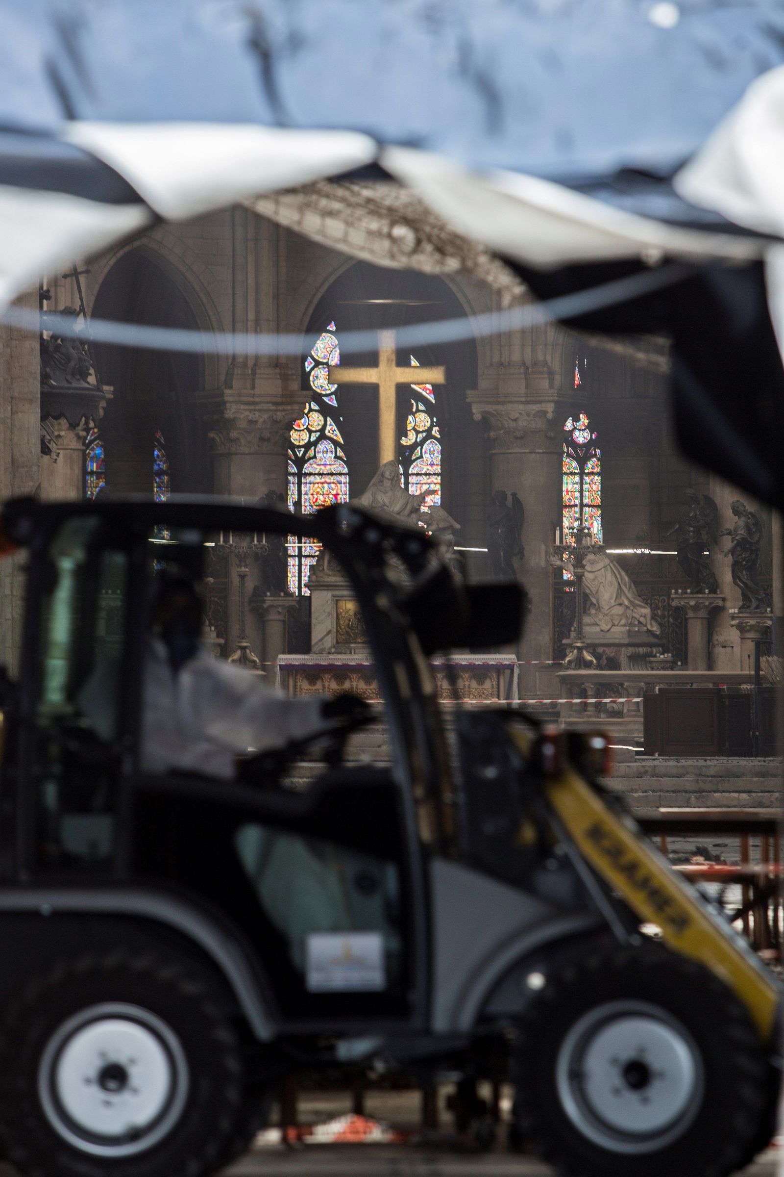 Trabajadores de la construcción salen del interior de Notre-Dame