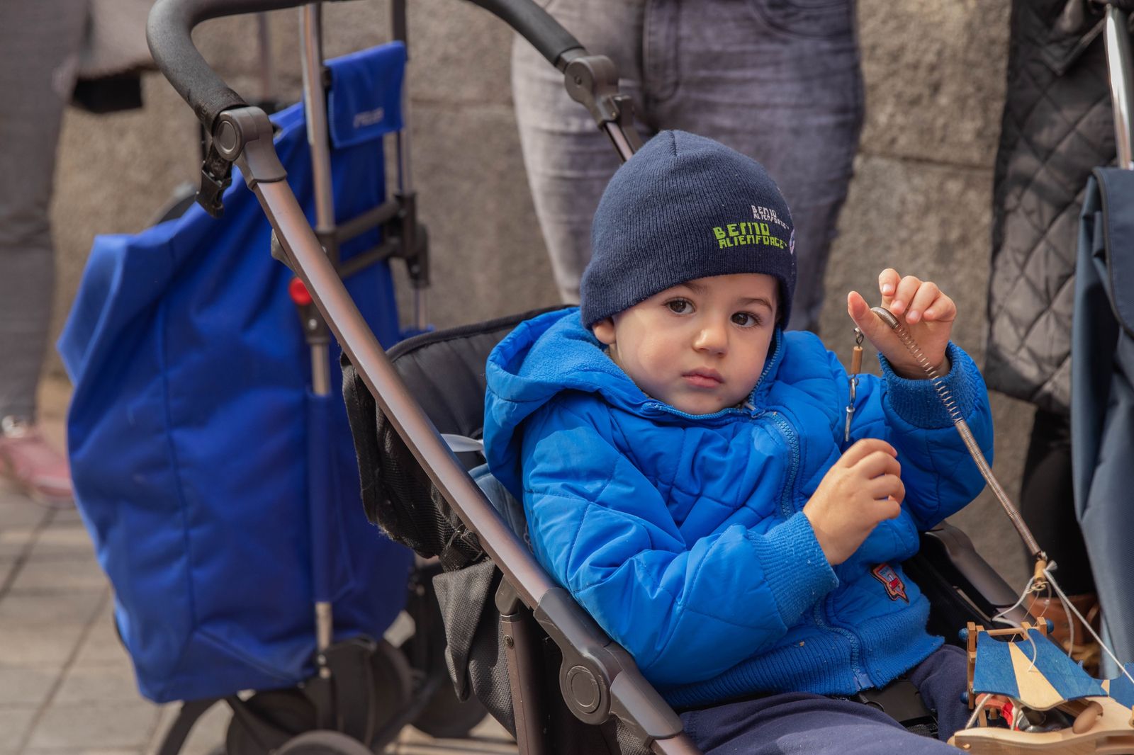 Niño en carrito de bebé
