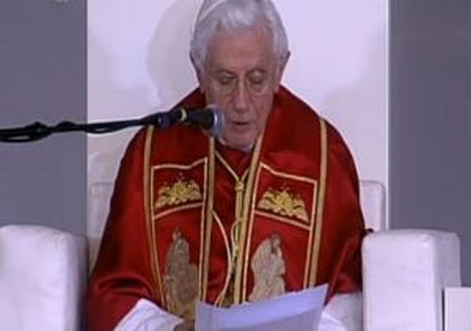 El Papa denuncia a los "que se creen dioses y deciden sobre la vida"