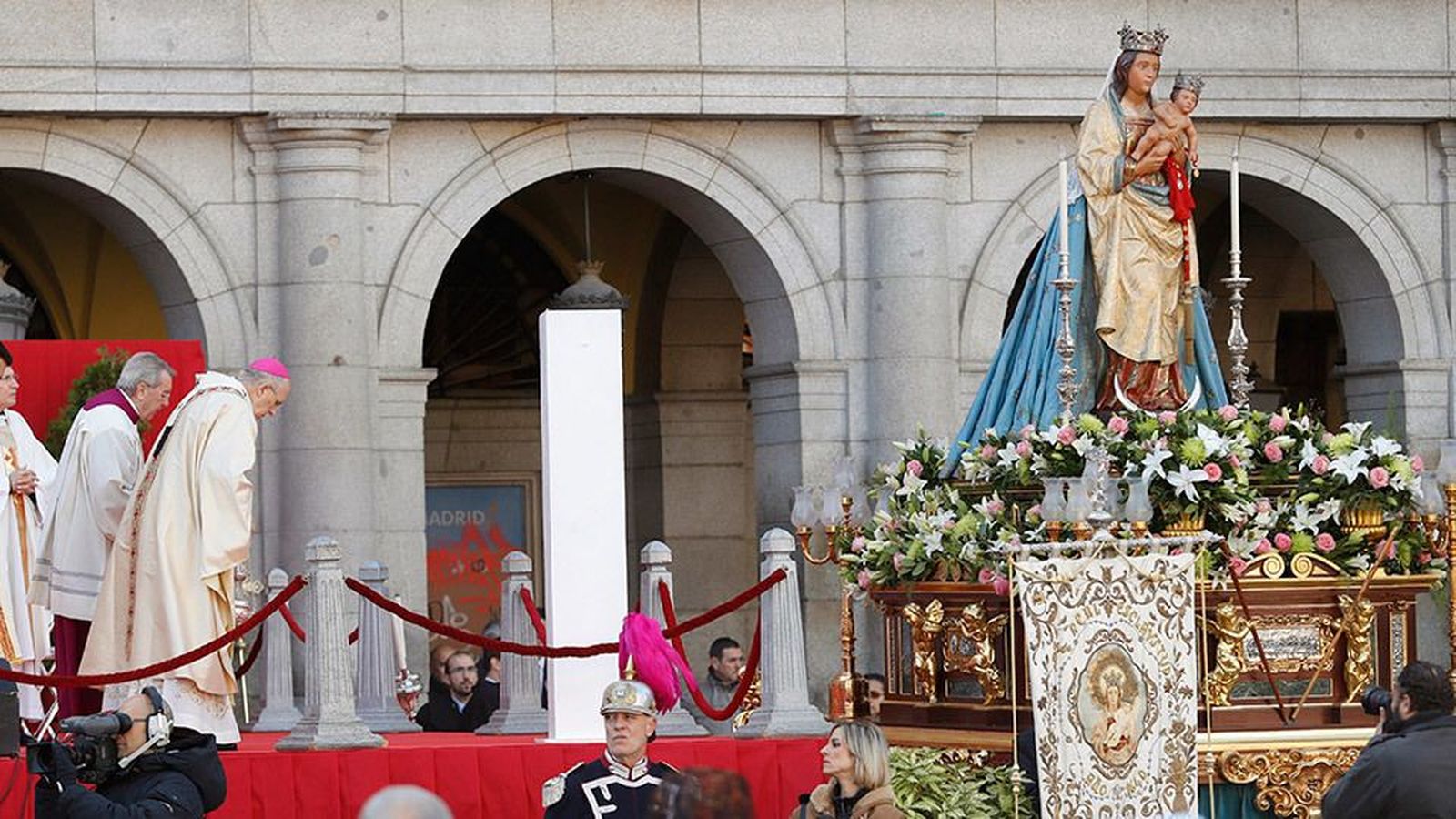 Carmena renueva el voto y pide ayuda para los refugiados en la misa de la Almudena