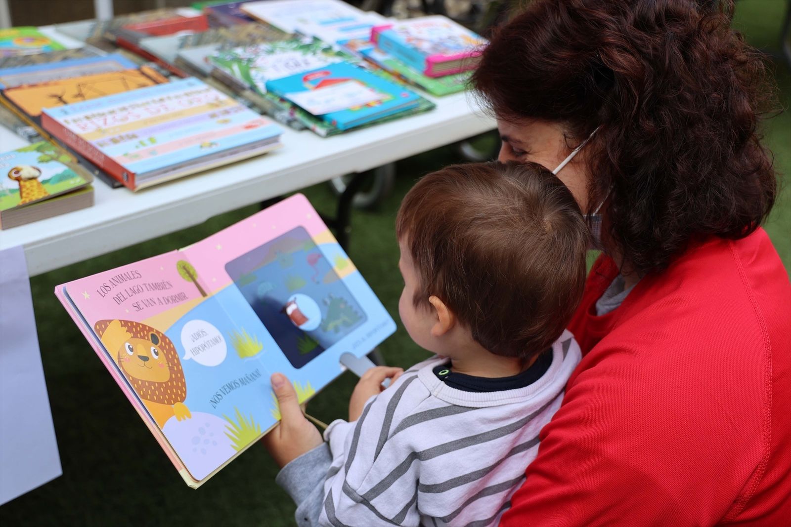 El Hospital Niño Jesús reparte 500 libros para celebrar la Feria del Libro