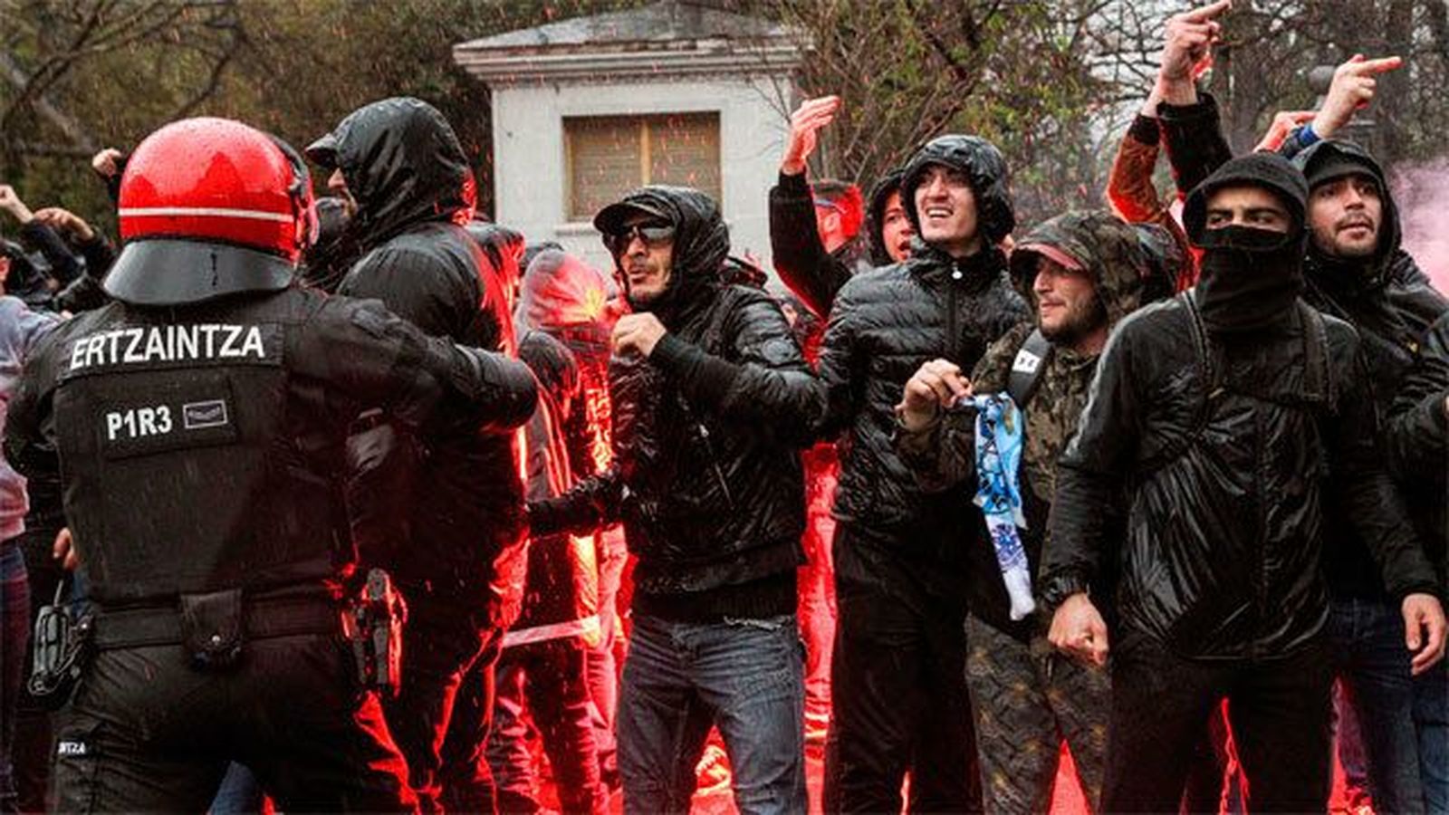 Dos vigilantes apuñalados y tres hinchas del Olympique detenido