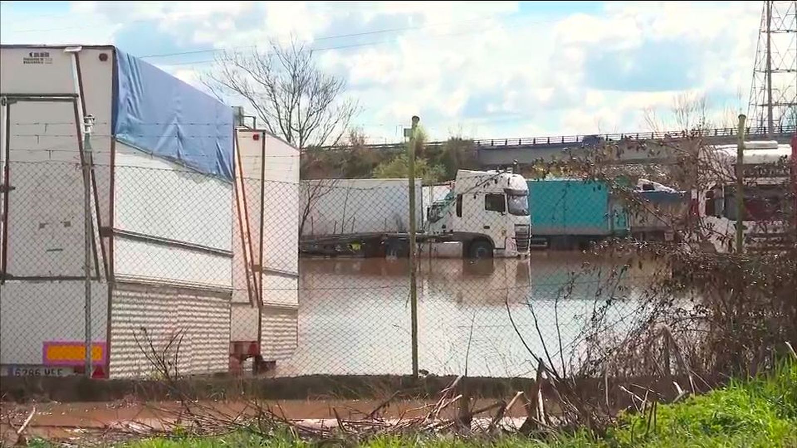 Inundaciones en Mejorada del Campo: el Jarama anega fincas, naves, restaurantes, parkings...