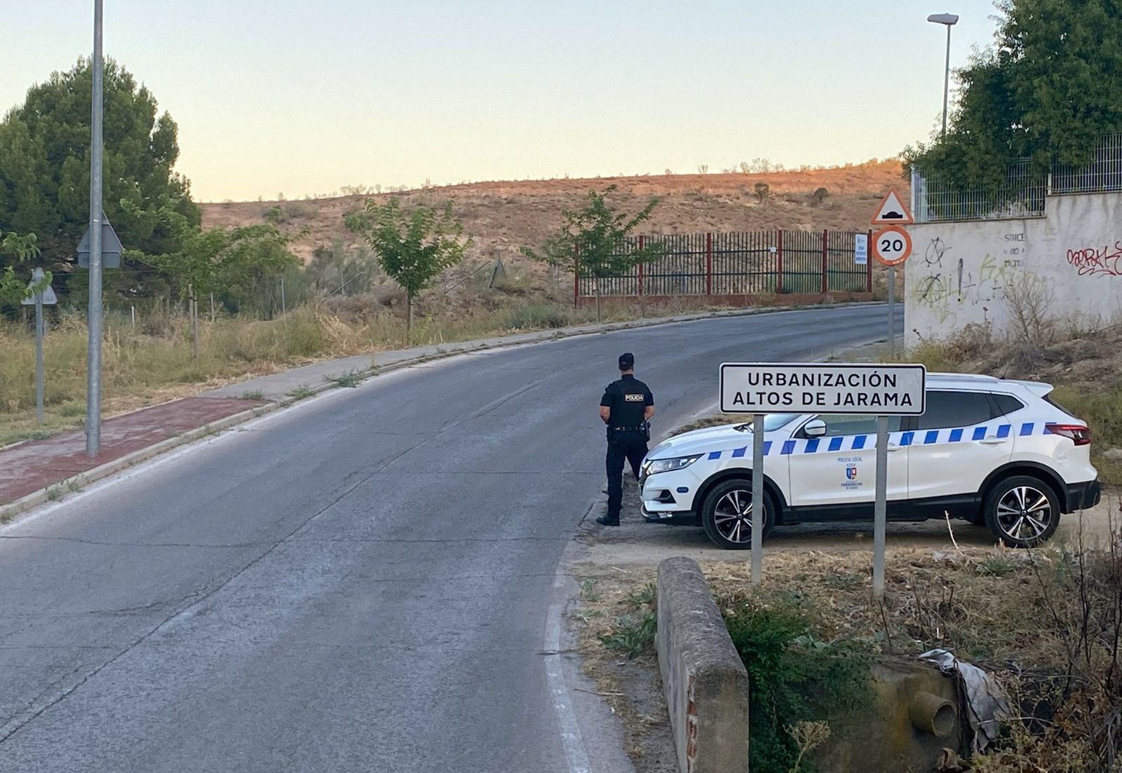 Policía de Paracuellos en el acceso a una zona residencial